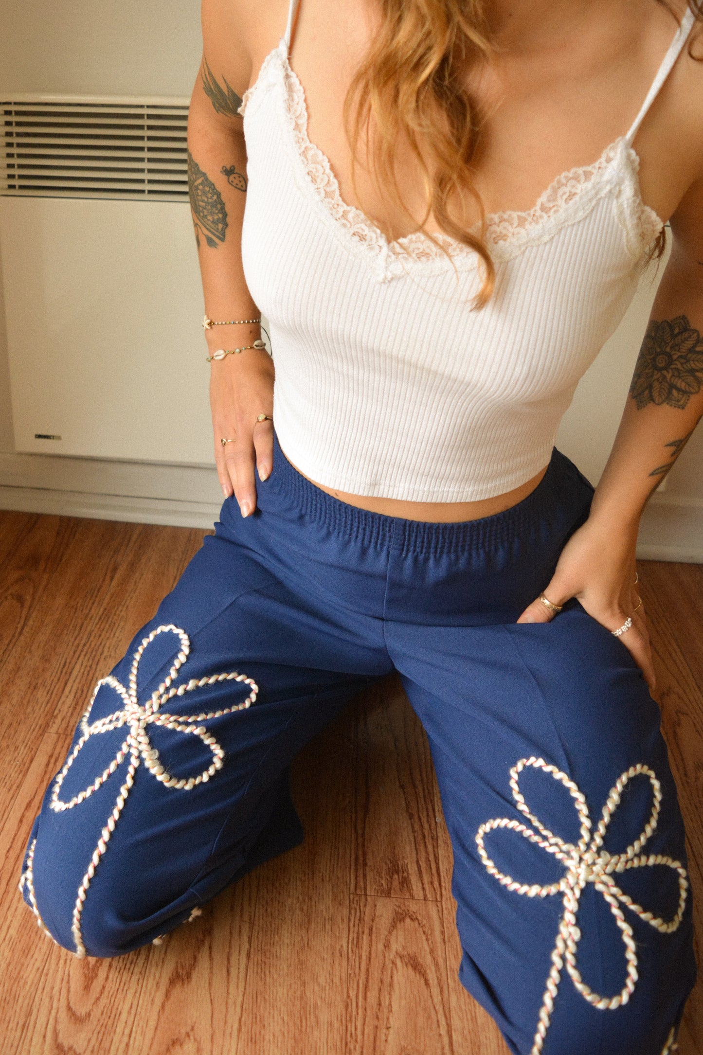 Pantalon bleu vintage de seconde main fabriqué au Canada à motifs de fleurs en laine brodés à la main au Québec par l’artiste et designer Caroline Auger