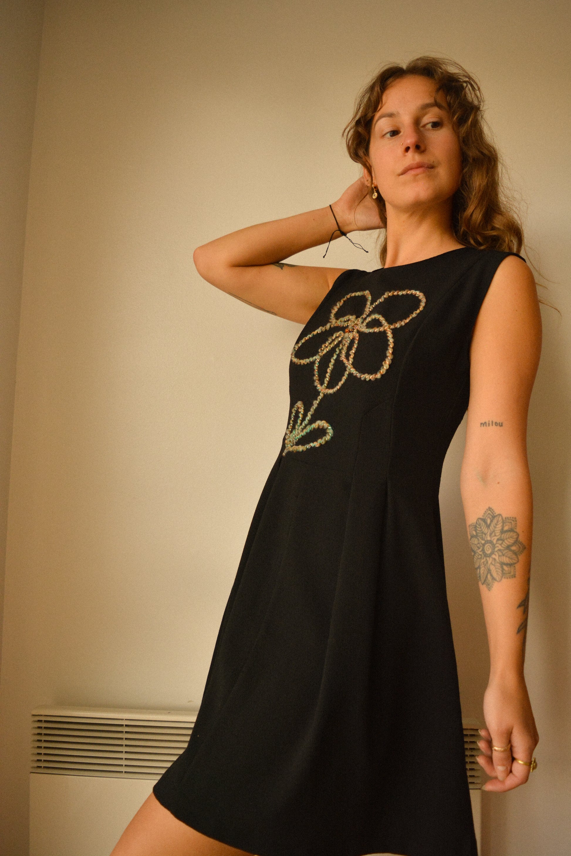 Chic robe noir vintage de seconde main à fleur en laine et à perles recyclées brodées à la main au Québec par l’artiste et designer Caroline Auger