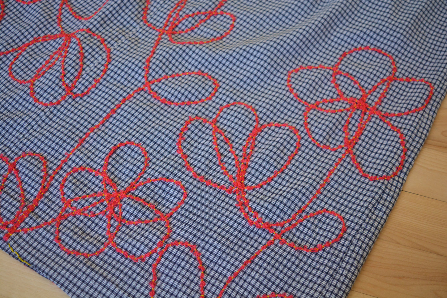 Jupe de motifs à carreaux bleu vintage de seconde main à broderie de fleurs rouge fait à la main au Québec par l’artiste Caroline Auger