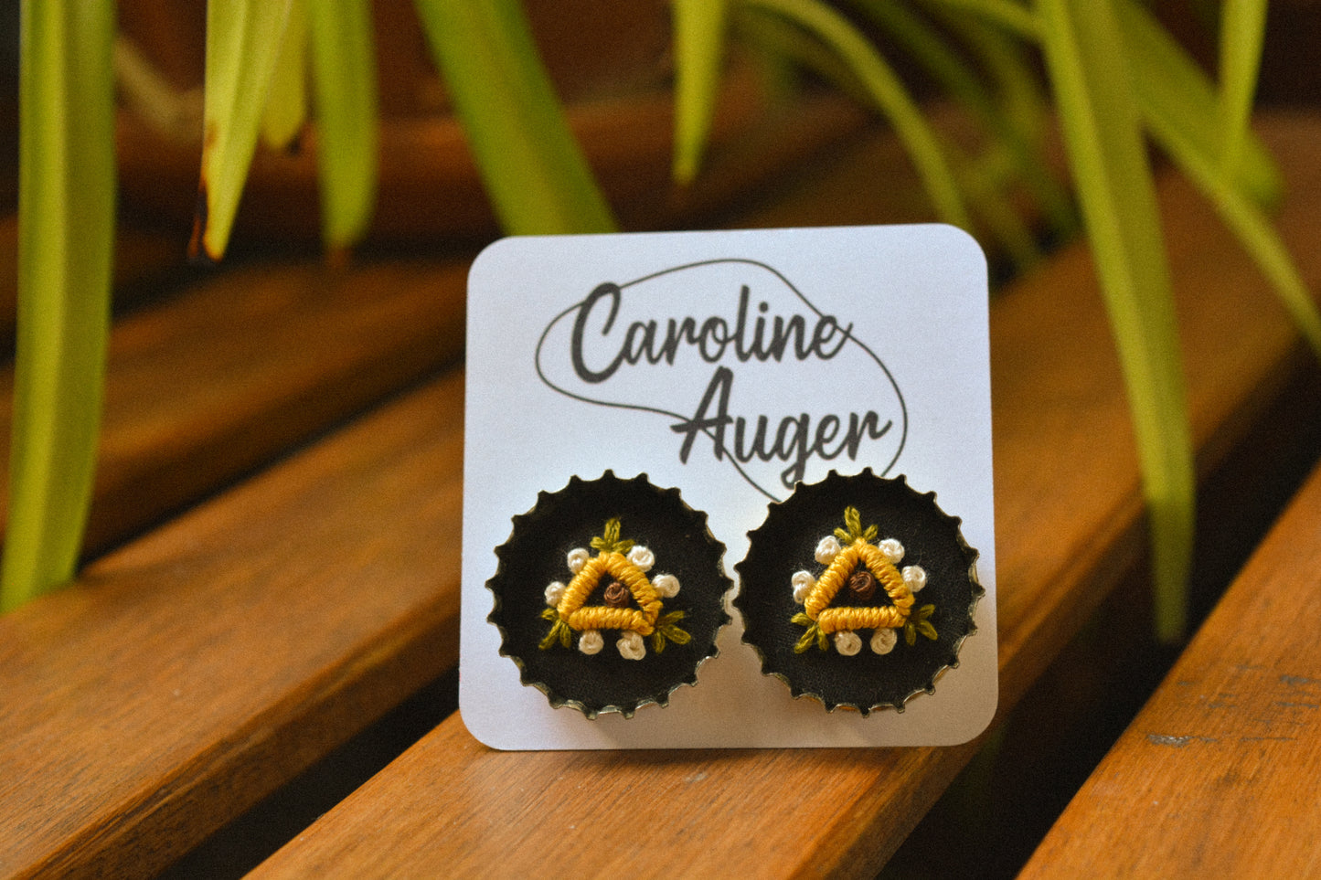 Boucles d’oreilles à fleurs brodées à la main au Québec dans des bouchons de métal recyclés par l’artiste et designer Caroline Auger.