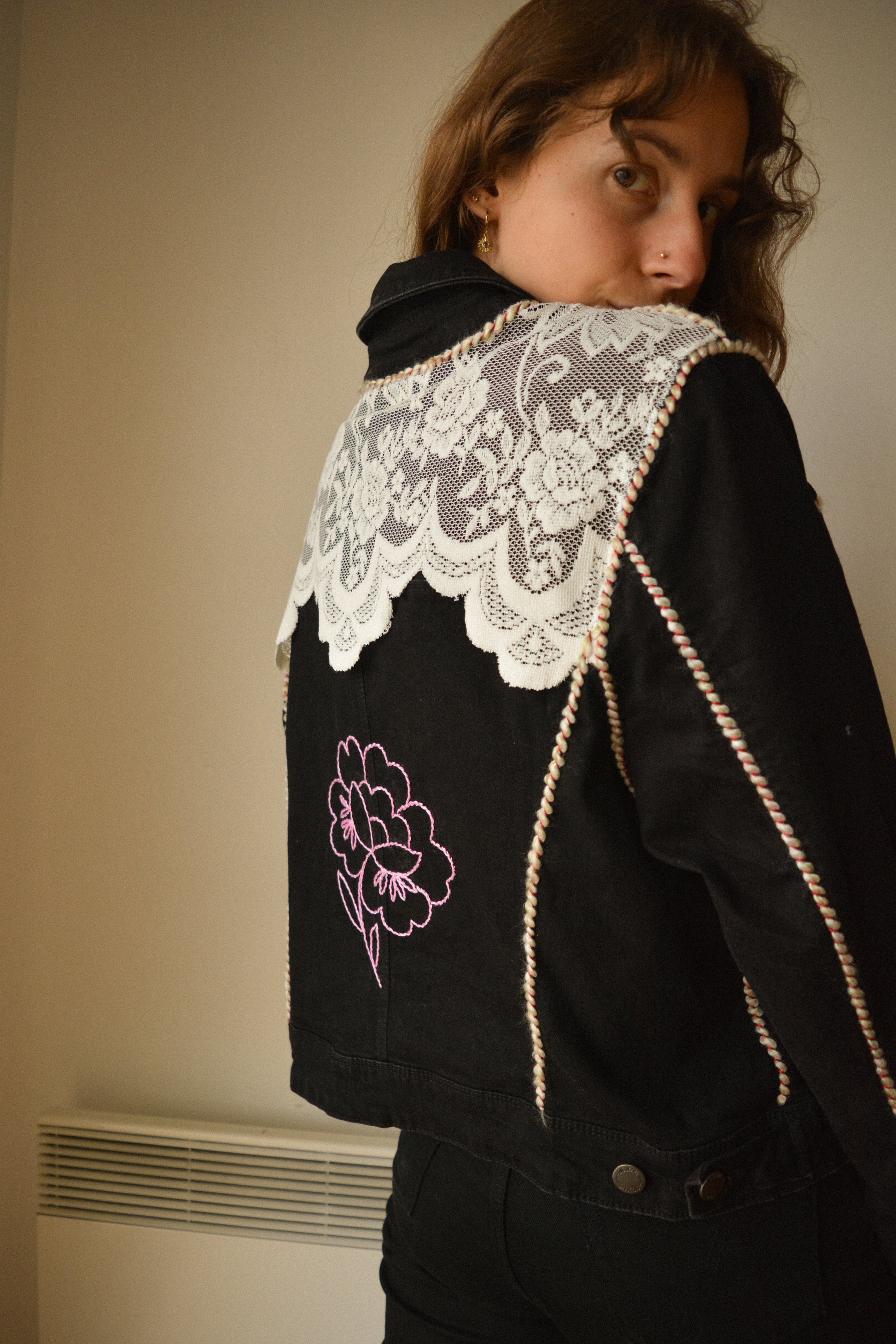 Veste en jeans noir vintage de seconde main à motifs de fleurs brodées, à laine brodés et à dentelle recyclée à la main au Québec par l’artiste et designer Caroline Auger