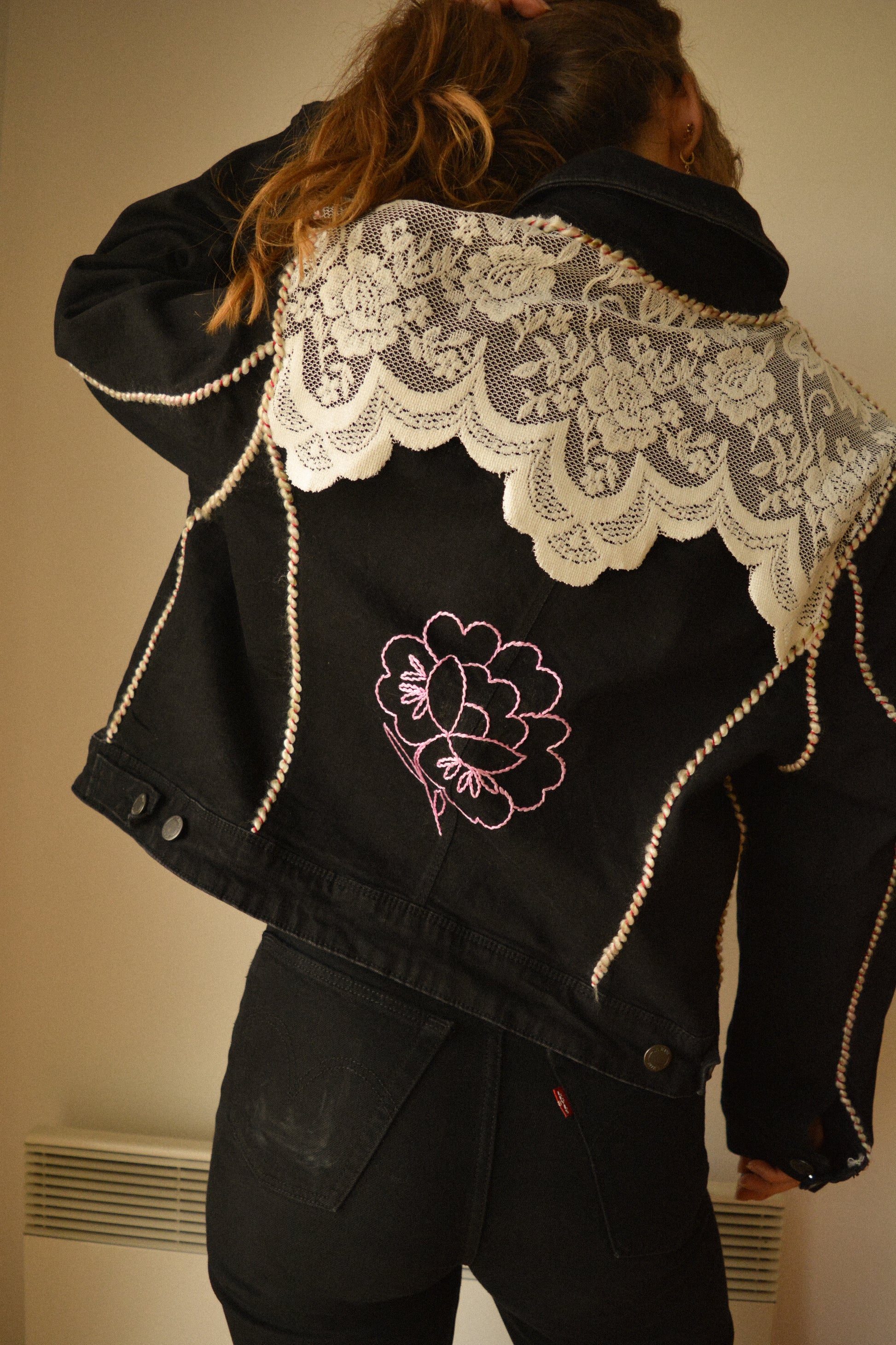 Veste en jeans noir vintage de seconde main à motifs de fleurs brodées, à laine brodés et à dentelle recyclée à la main au Québec par l’artiste et designer Caroline Auger