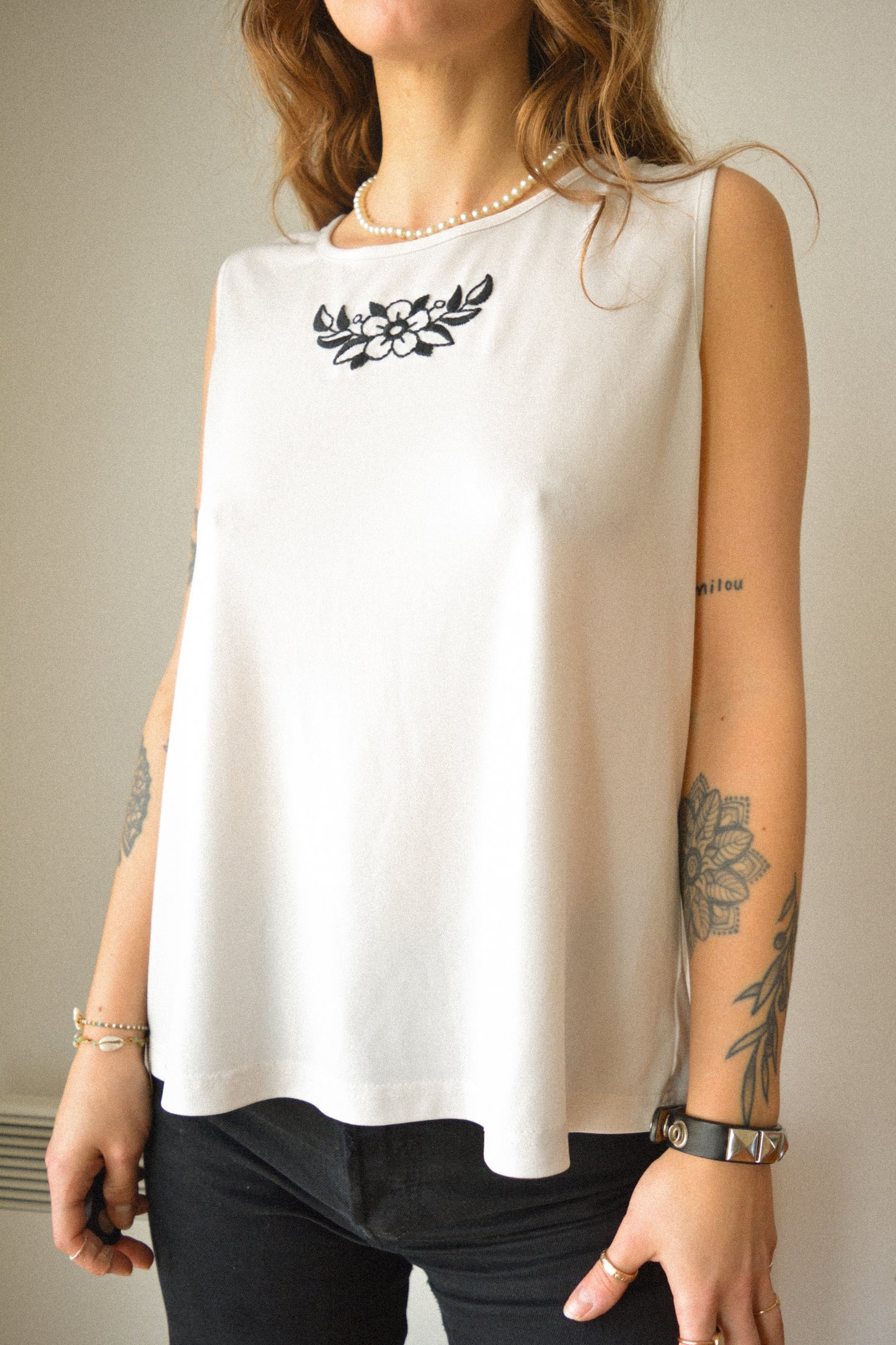 Camisole blanche vintage à motif old school brodé à la main au Québec par l’artiste Caroline Auger