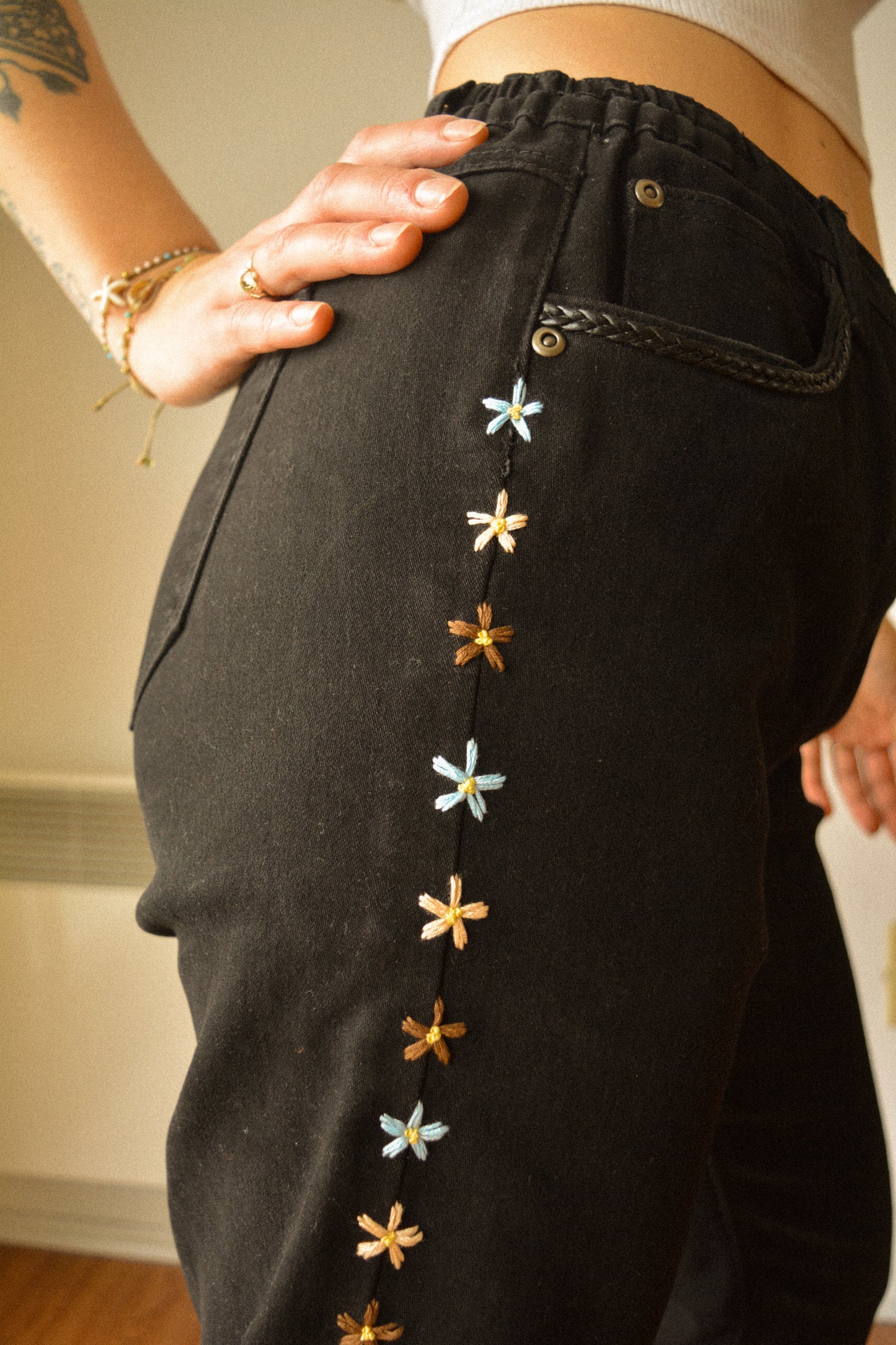 Pantalon vintage noir de seconde main à fleurs brodées à la main au Québec par l’artiste Caroline Auger