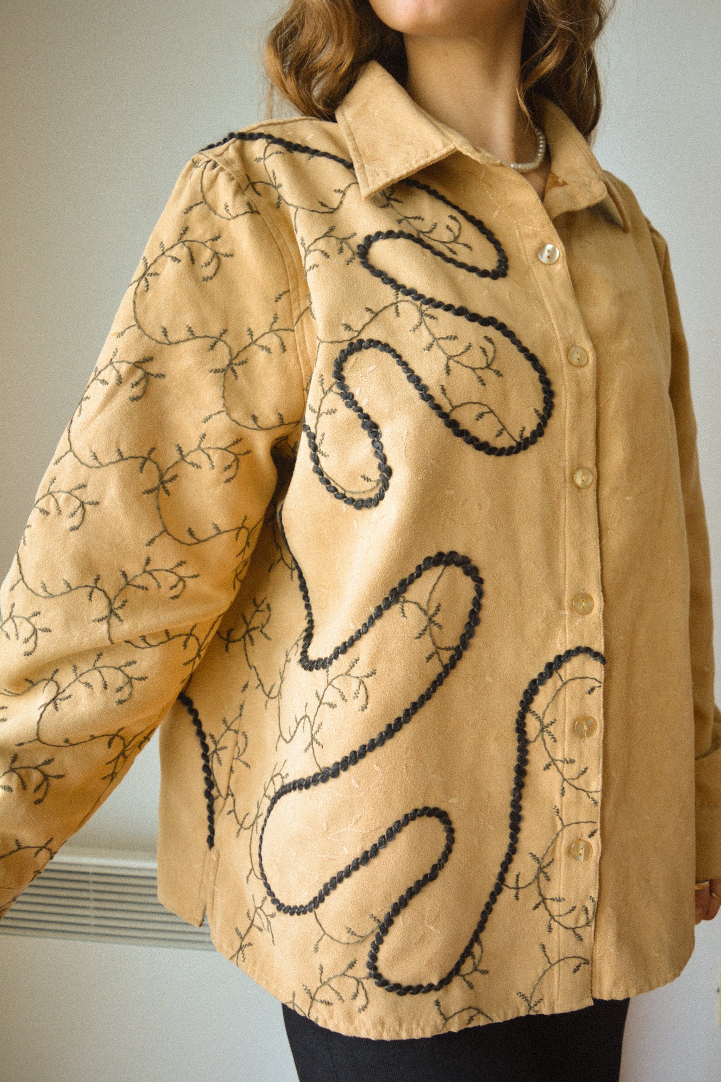 Chemise vintage beige à manches longues avec laine et motif dentelle de feuilles brodées à la main au Québec par l’artiste Caroline Auger