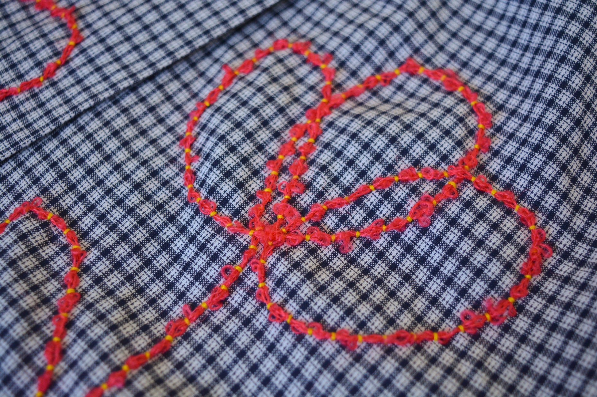 Jupe de motifs à carreaux bleu vintage de seconde main à broderie de fleurs rouge fait à la main au Québec par l’artiste Caroline Auger