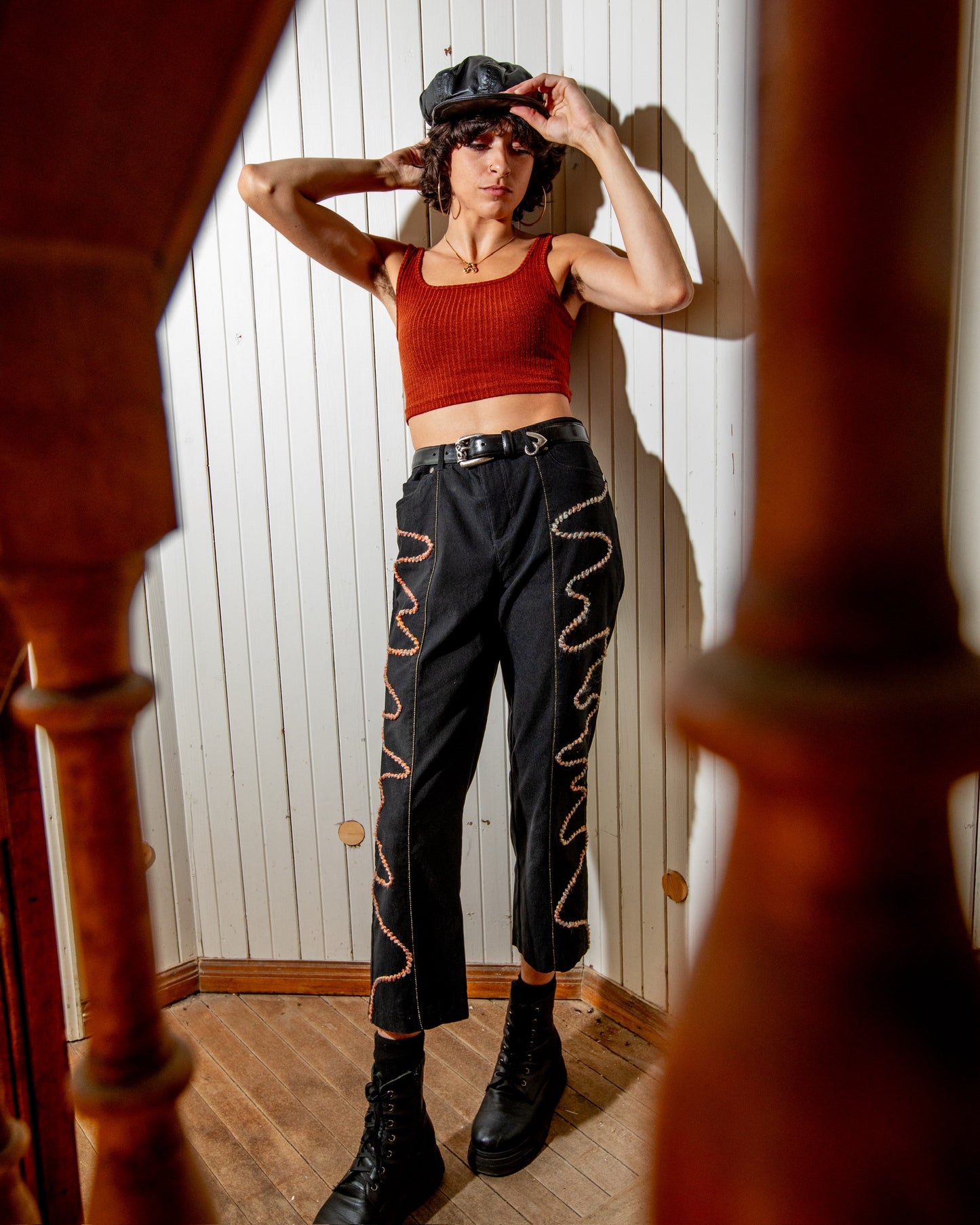 Pantalon noir vintage de seconde main à motifs abstraits en laine brodés à la main au Québec par l’artiste et designer Caroline Auger