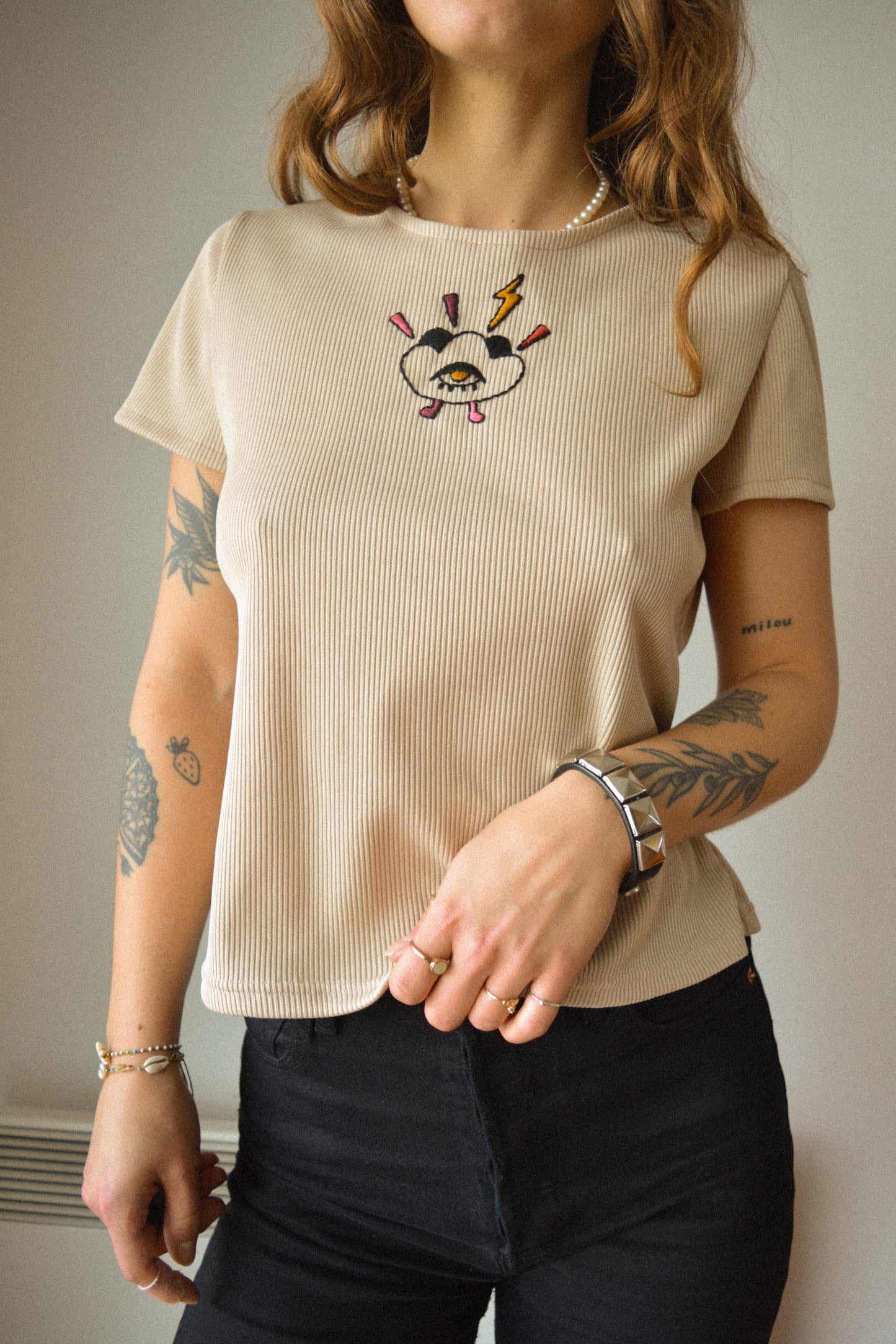 T-shirt vintage beige à motif oeil old school brodé à la main au Québec par l’artiste Caroline Auger