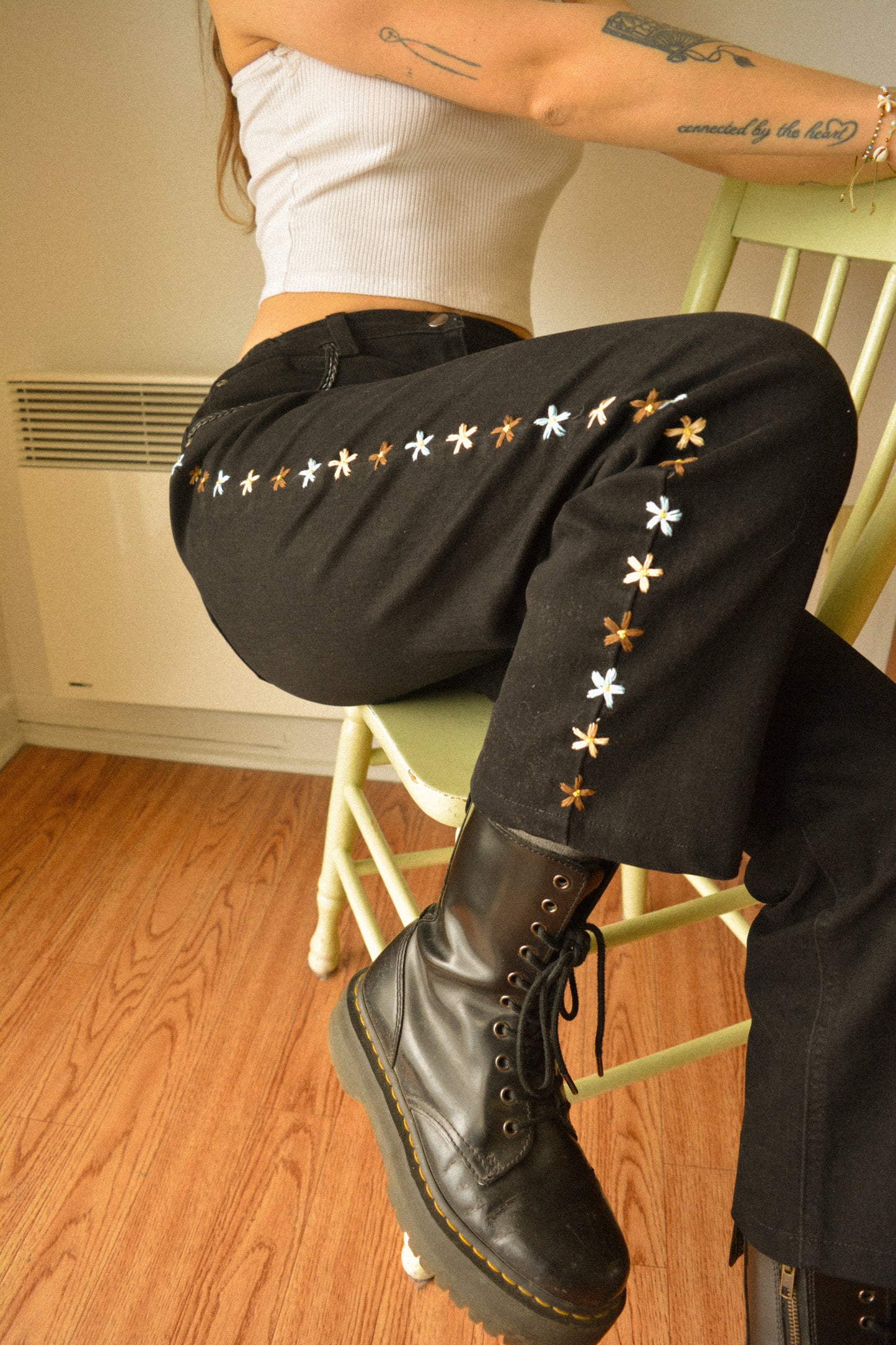 Pantalon vintage noir de seconde main à fleurs brodées à la main au Québec par l’artiste Caroline Auger