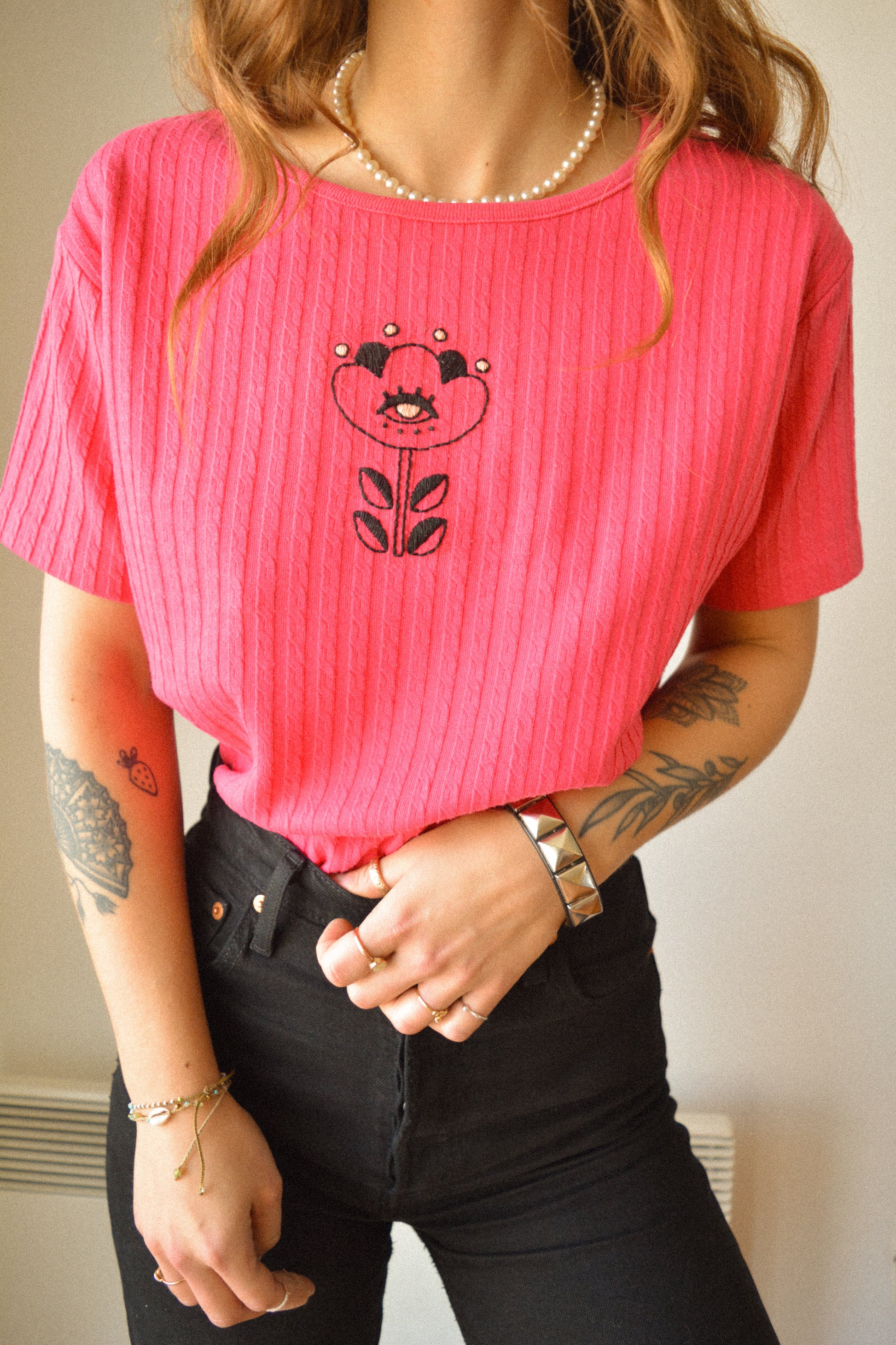 T-shirt rose balloune vintage à motif d’œil fleur old school brodé à la main au Québec par l’artiste Caroline Auger