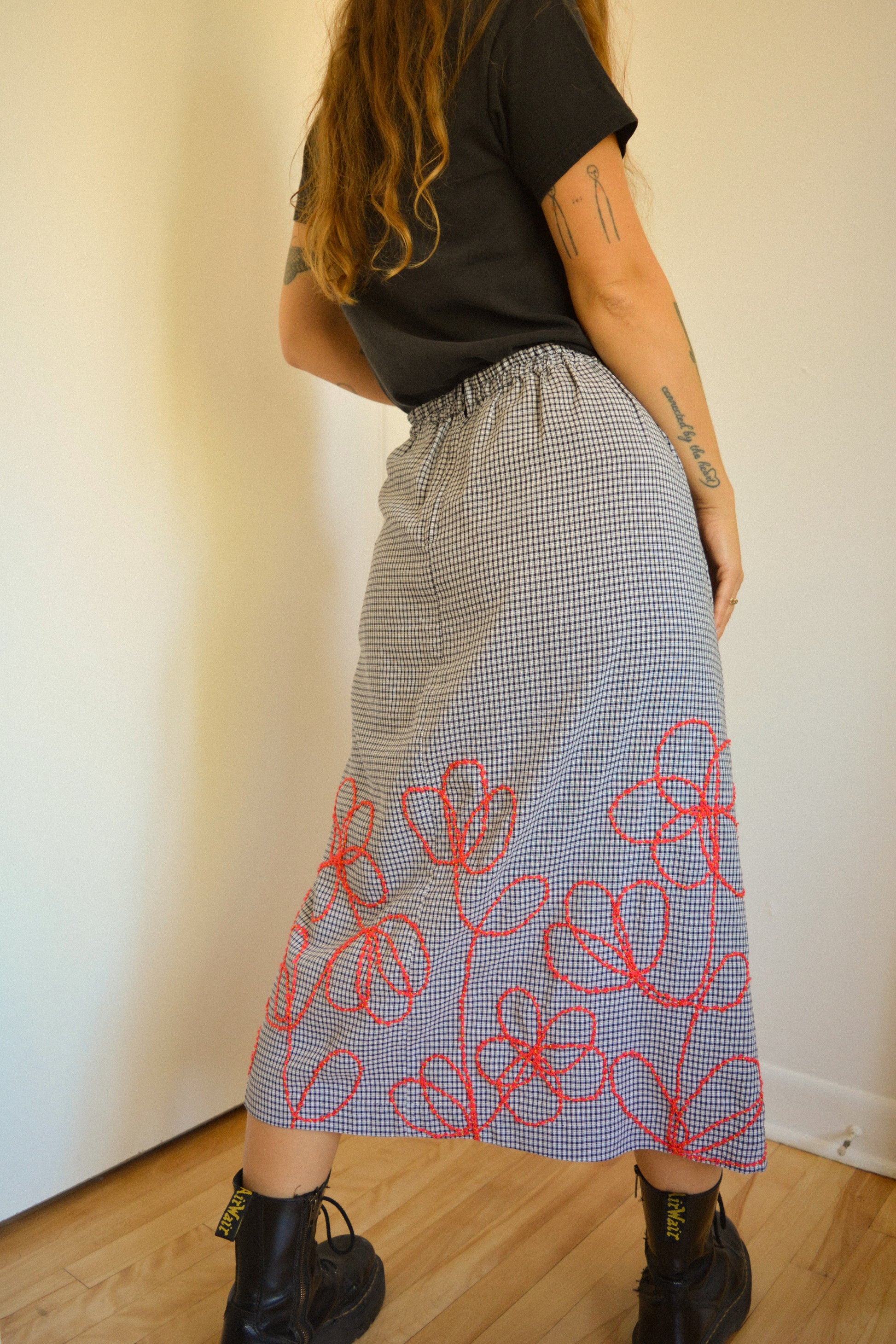 Jupe de motifs à carreaux bleu vintage de seconde main à broderie de fleurs rouge fait à la main au Québec par l’artiste Caroline Auger