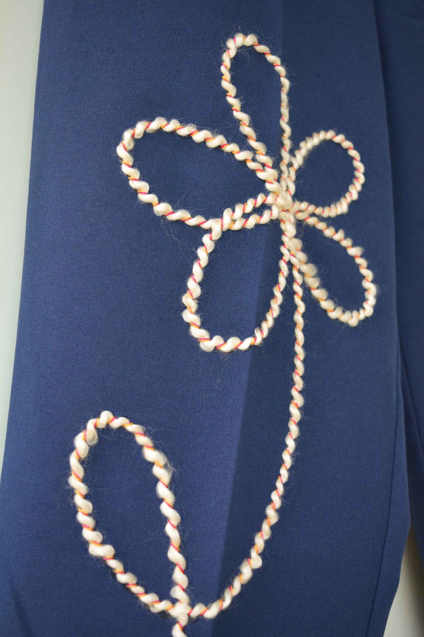 Pantalon bleu vintage de seconde main fabriqué au Canada à motifs de fleurs en laine brodés à la main au Québec par l’artiste et designer Caroline Auger