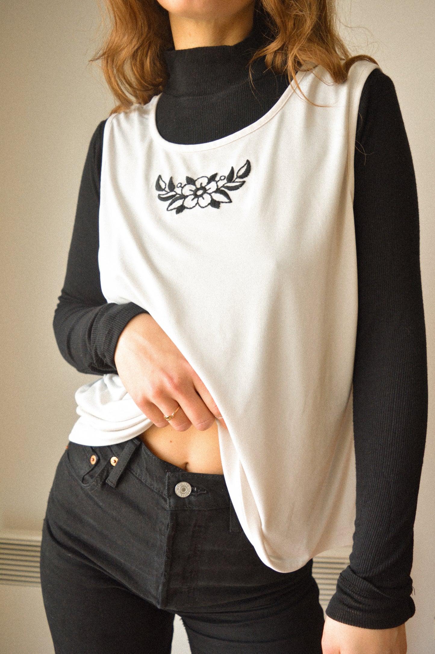 Camisole blanche vintage à motif old school brodé à la main au Québec par l’artiste Caroline Auger