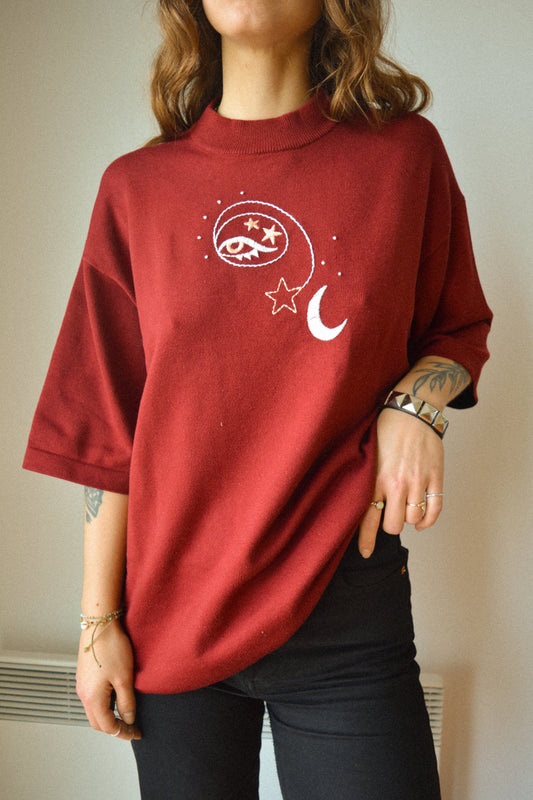 T-shirt rouge bourgogne vintage à motif d’œil céleste old school brodé à la main au Québec par l’artiste Caroline Auger