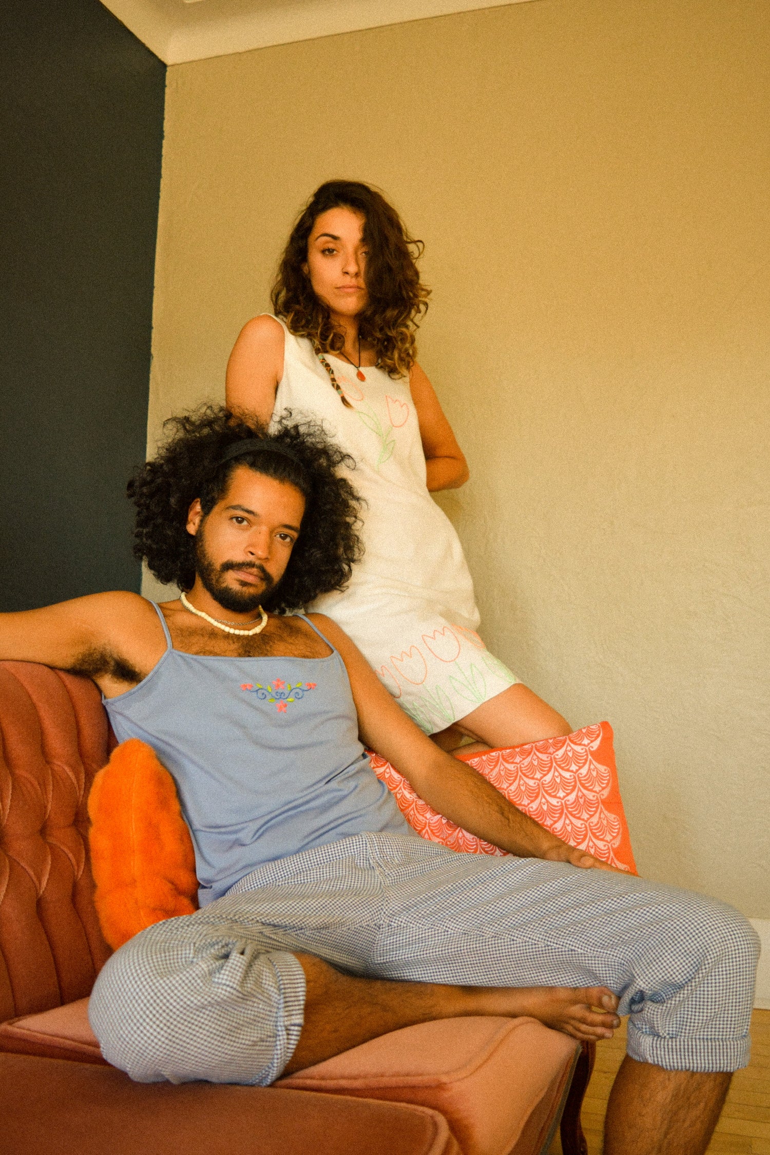 Camisole bleu et robe blanche à fleurs brodées à la main par l’artiste Caroline Auger de Drummondville, Québec.