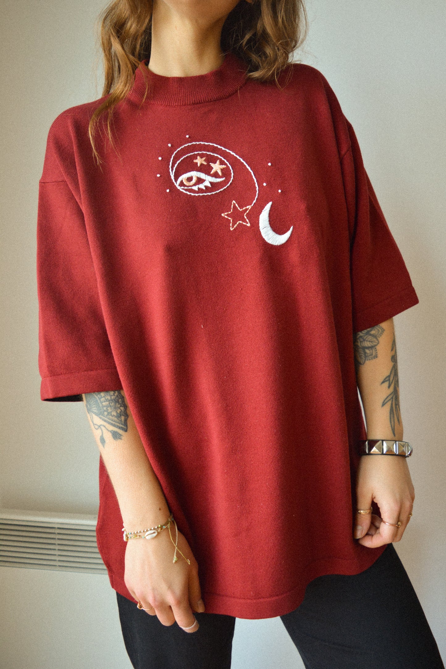 T-shirt rouge bourgogne vintage à motif d’œil céleste old school brodé à la main au Québec par l’artiste Caroline Auger