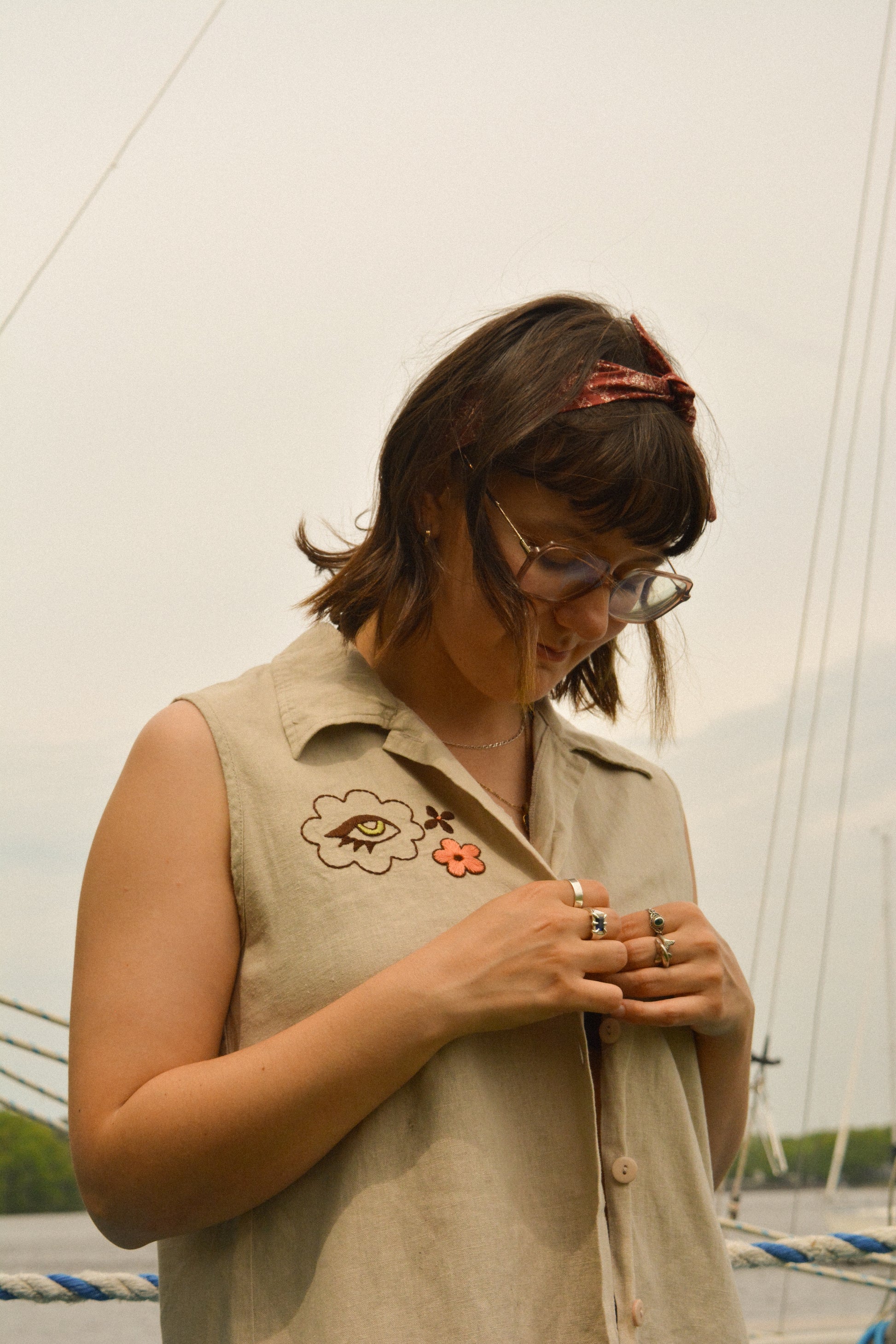 Haut sans manche vintage à motif brodé à la main au Québec par l’artiste Caroline Auger