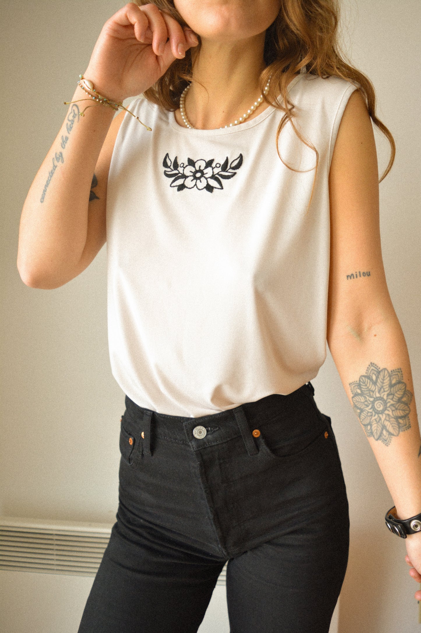 Camisole blanche vintage à motif old school brodé à la main au Québec par l’artiste Caroline Auger