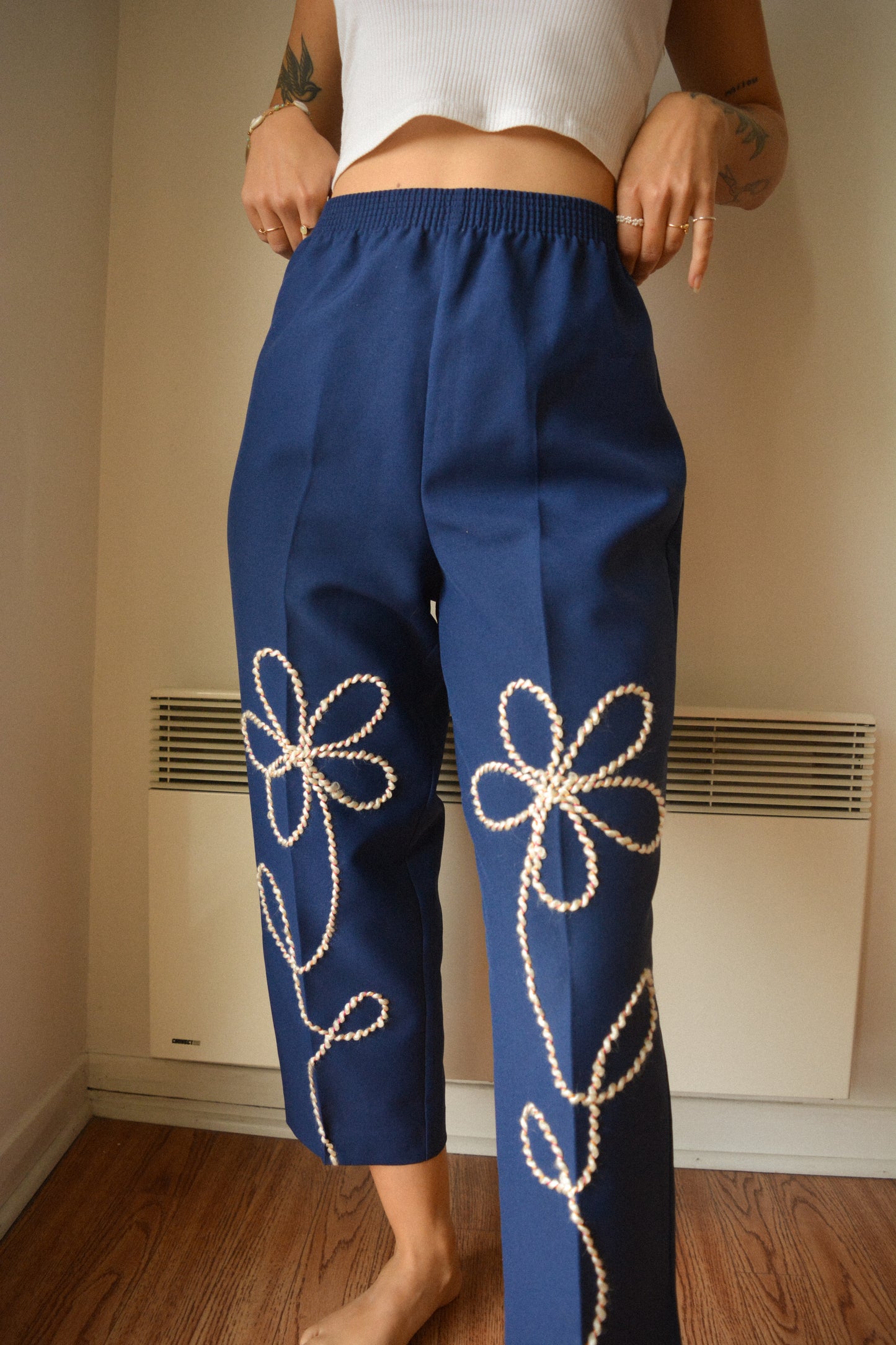 Pantalon bleu vintage de seconde main fabriqué au Canada à motifs de fleurs en laine brodés à la main au Québec par l’artiste et designer Caroline Auger