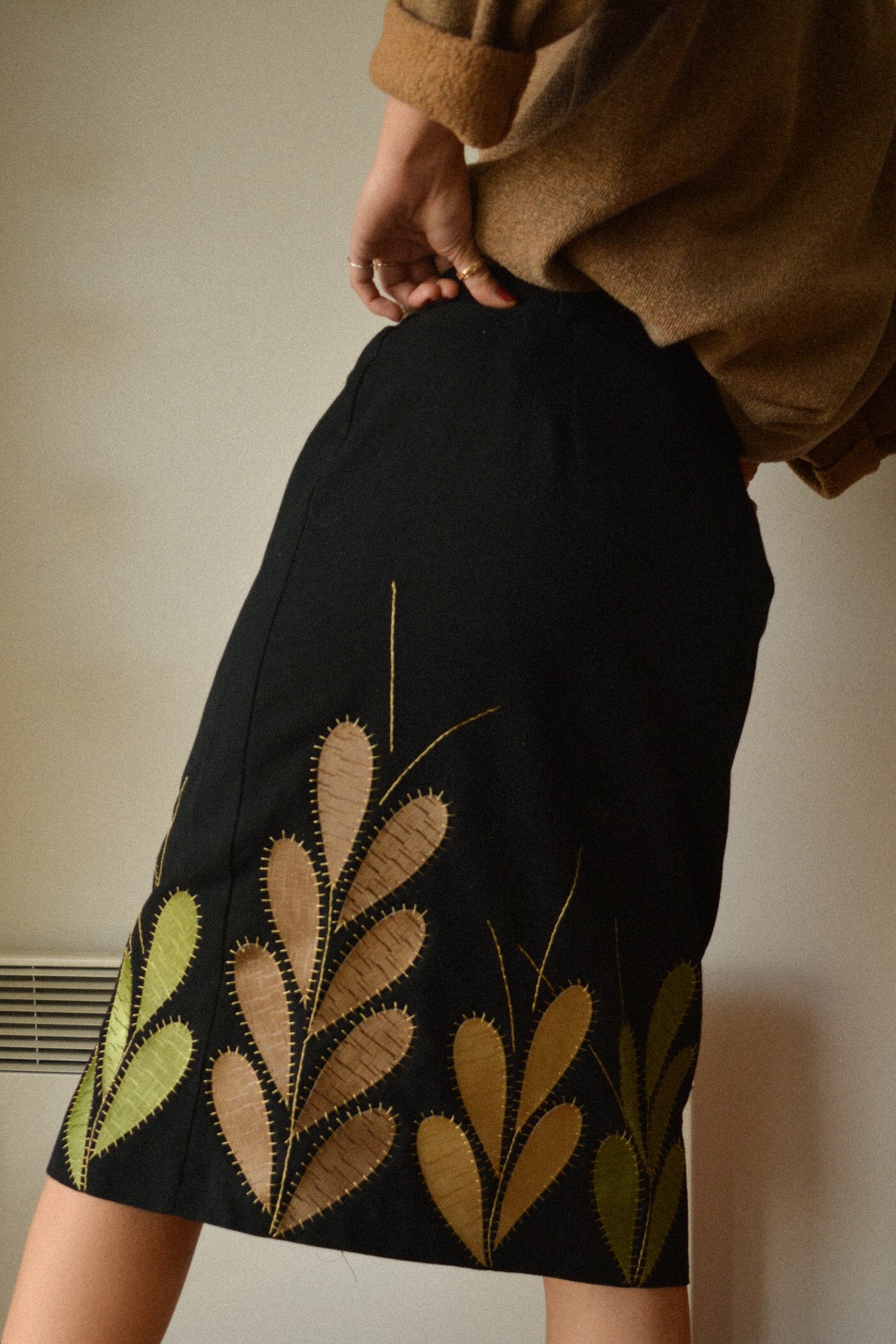 Jupe noir vintage de seconde main à patchs recyclées et à broderie d’or fait à la main au Québec par l’artiste Caroline Auger