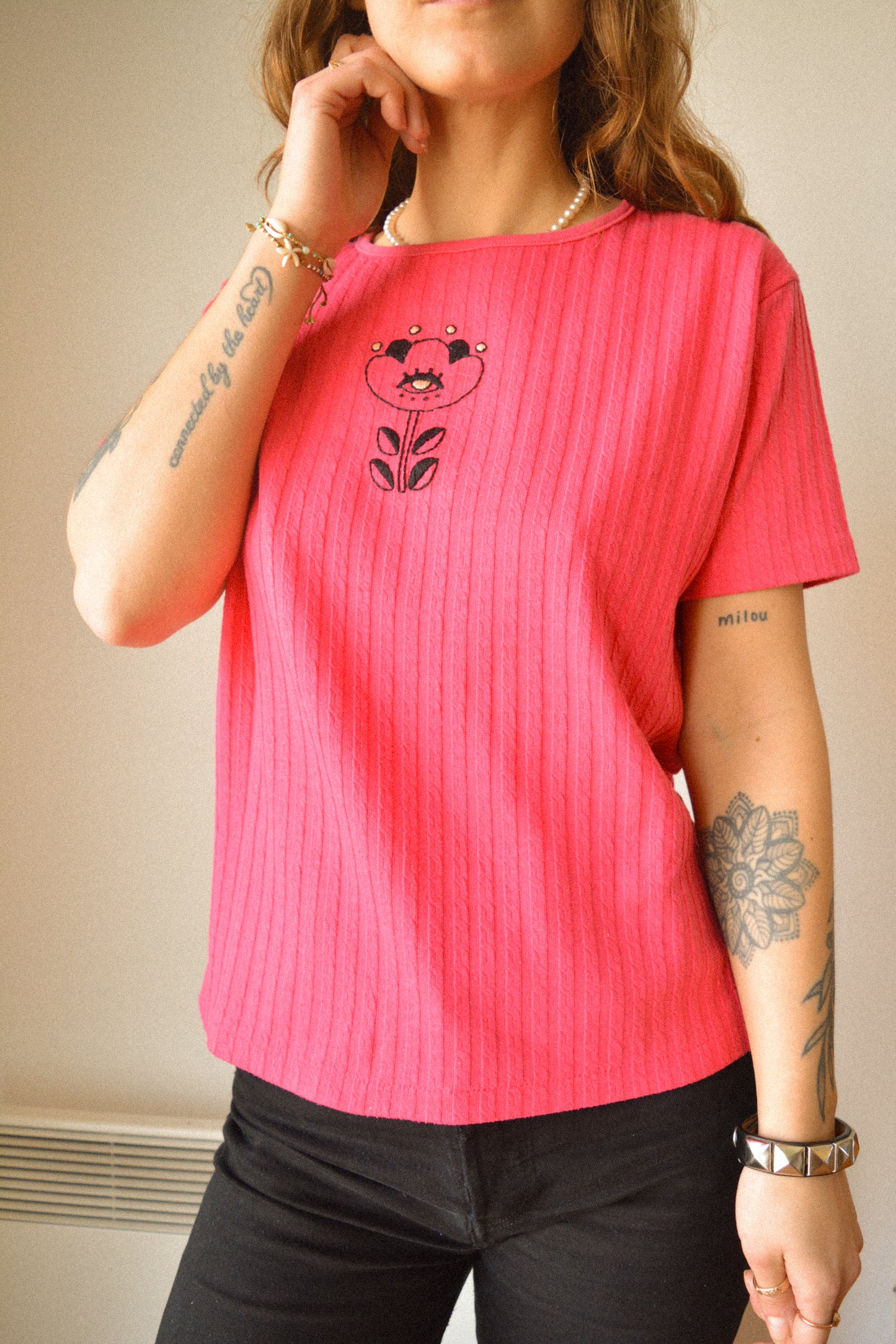 T-shirt rose balloune vintage à motif d’œil fleur old school brodé à la main au Québec par l’artiste Caroline Auger