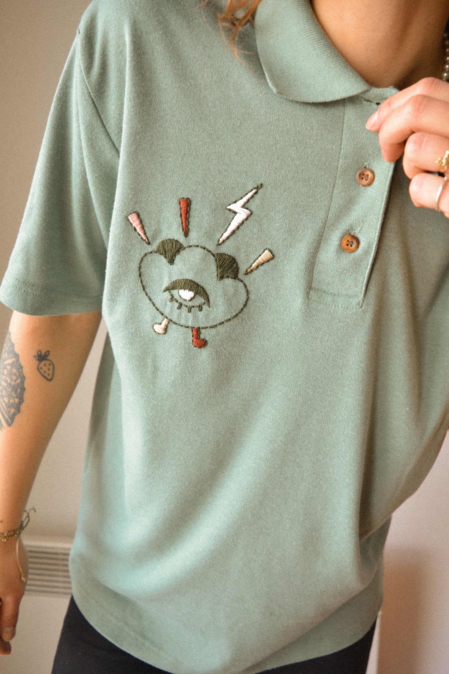 T-shirt polo vert vintage à motif d’œil old school brodé à la main au Québec par l’artiste Caroline Auger