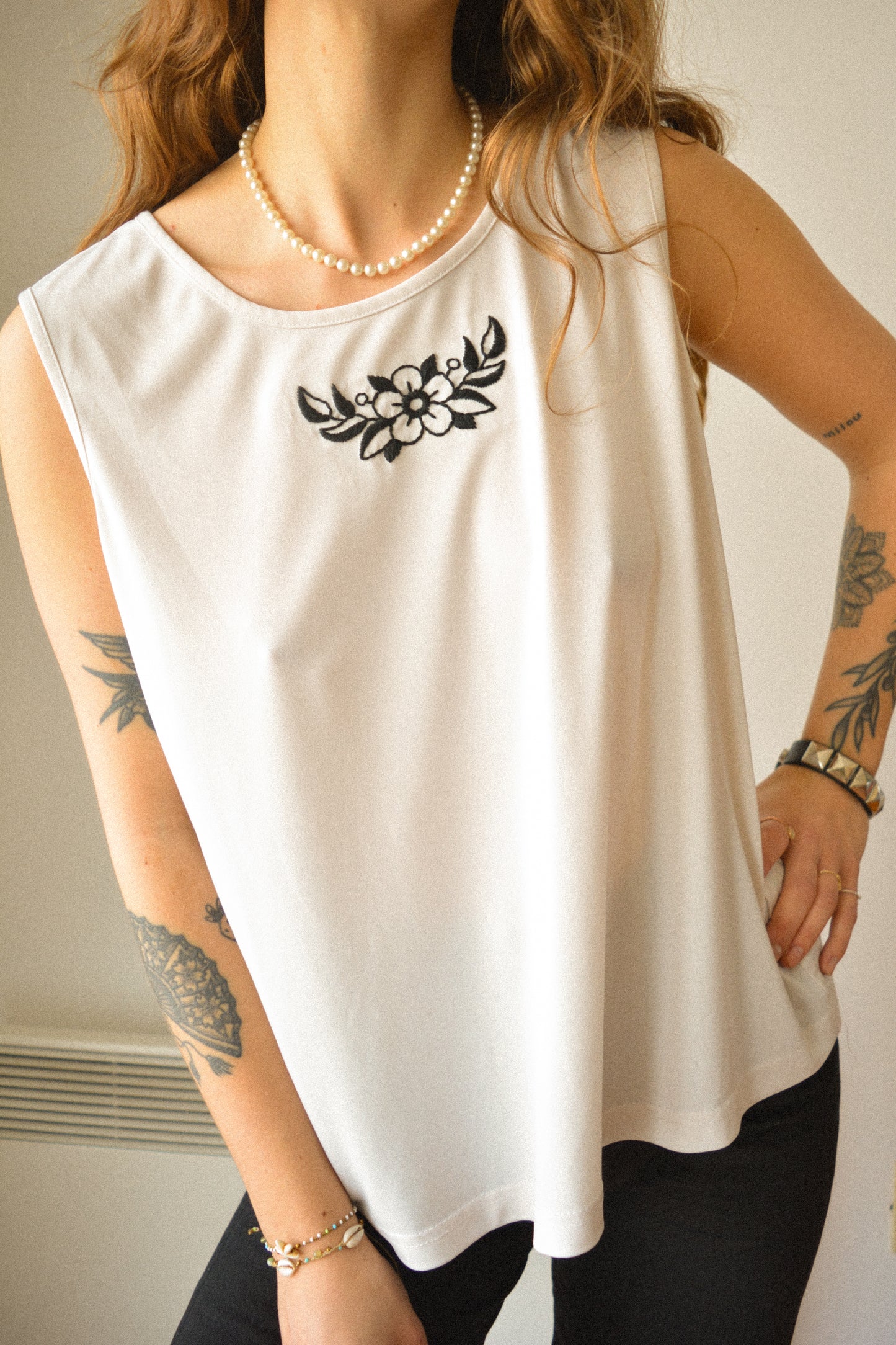 Camisole blanche vintage à motif old school brodé à la main au Québec par l’artiste Caroline Auger