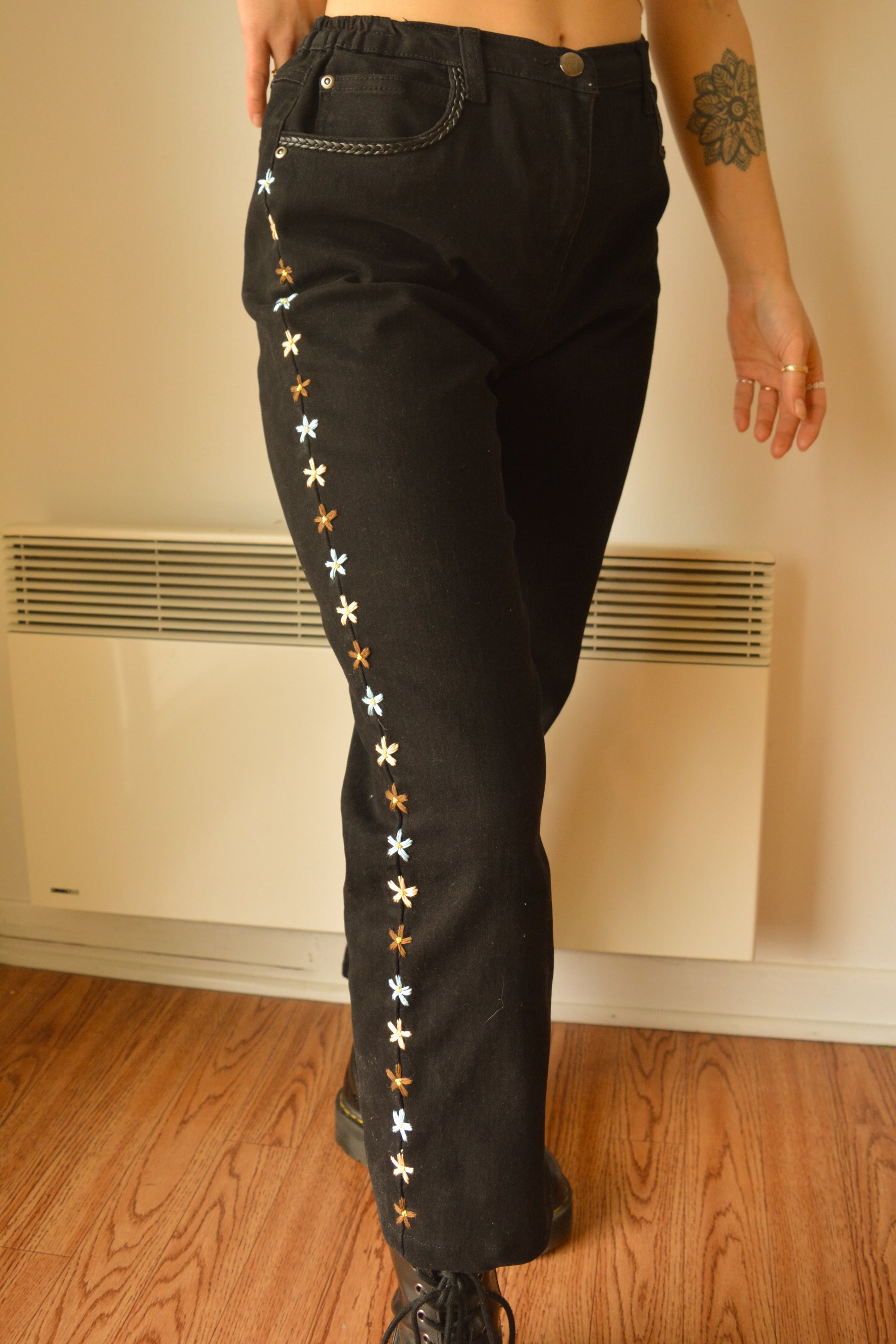 Pantalon vintage noir de seconde main à fleurs brodées à la main au Québec par l’artiste Caroline Auger
