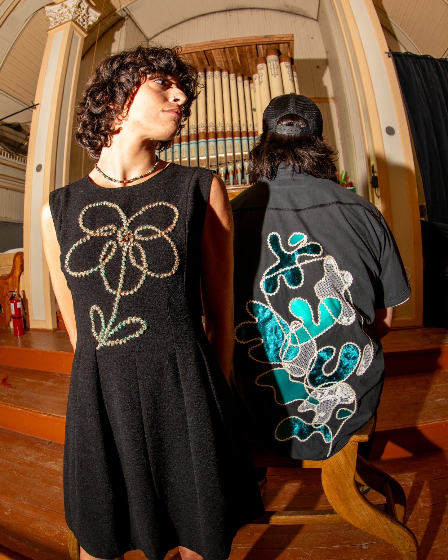 Chic robe noir vintage de seconde main à fleur en laine et à perles recyclées brodées à la main au Québec par l’artiste et designer Caroline Auger