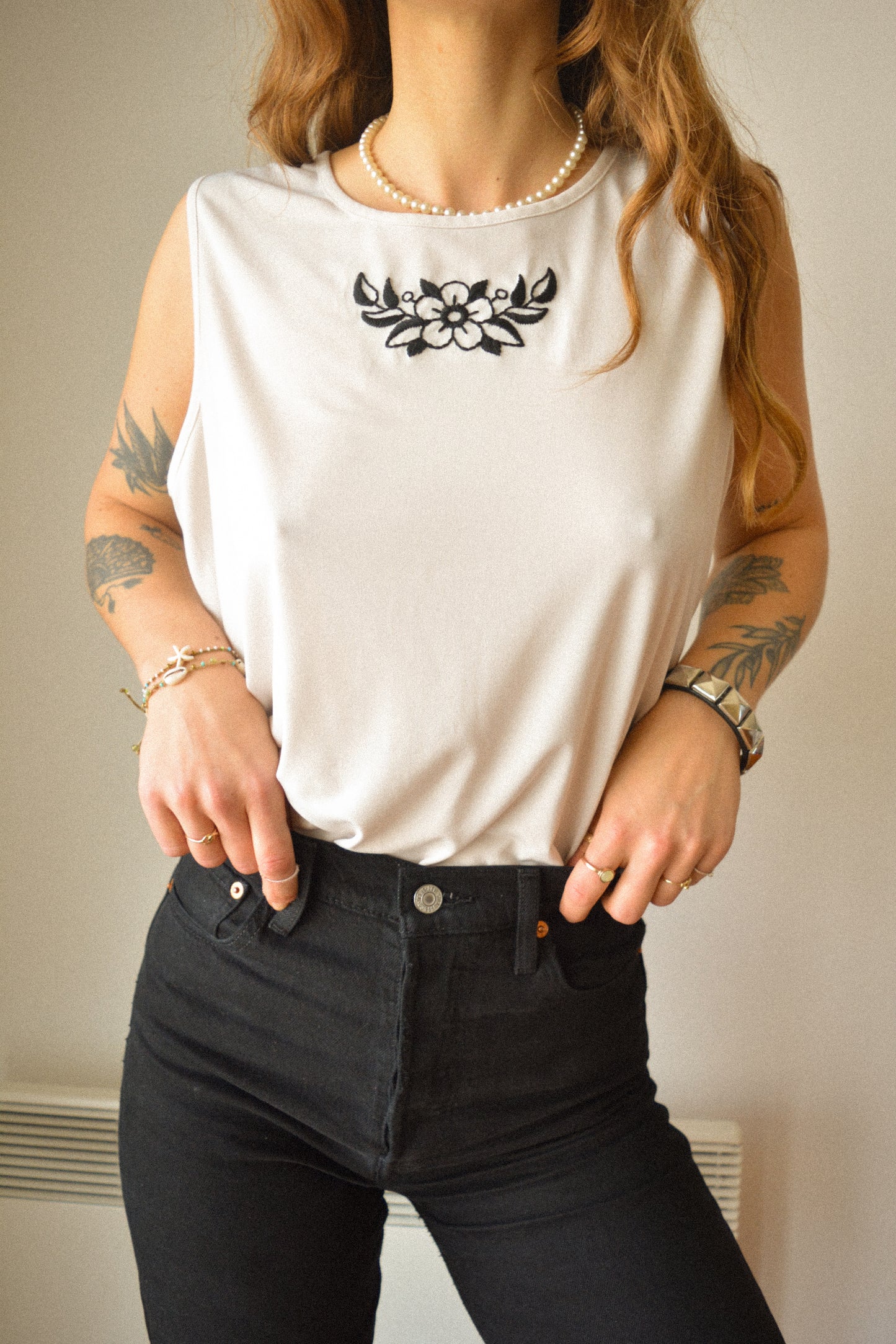 Camisole blanche vintage à motif old school brodé à la main au Québec par l’artiste Caroline Auger