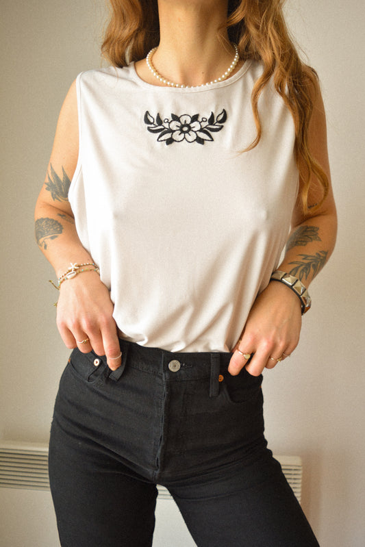 Camisole blanche vintage à motif old school brodé à la main au Québec par l’artiste Caroline Auger