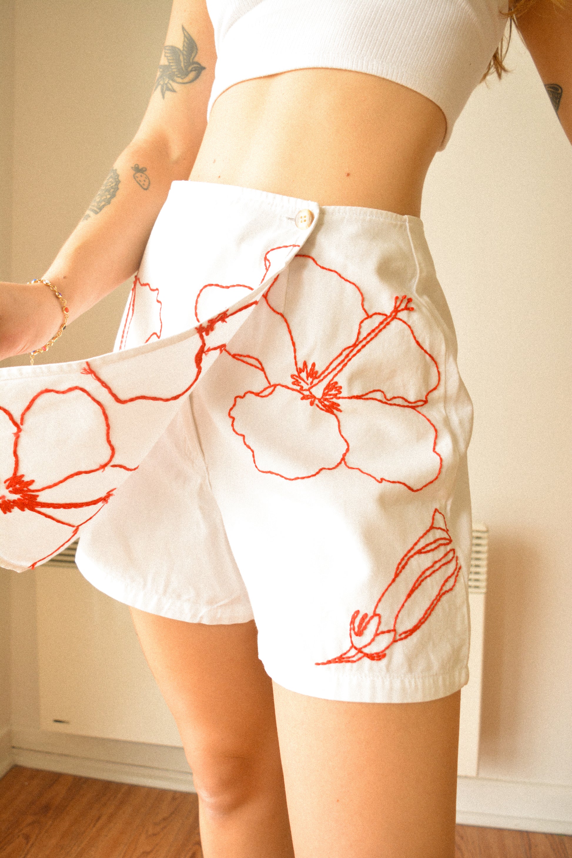 Jupe-Short vintage blanche à fleurs rouge brodées à la main au Québec par l’artiste Caroline Auger