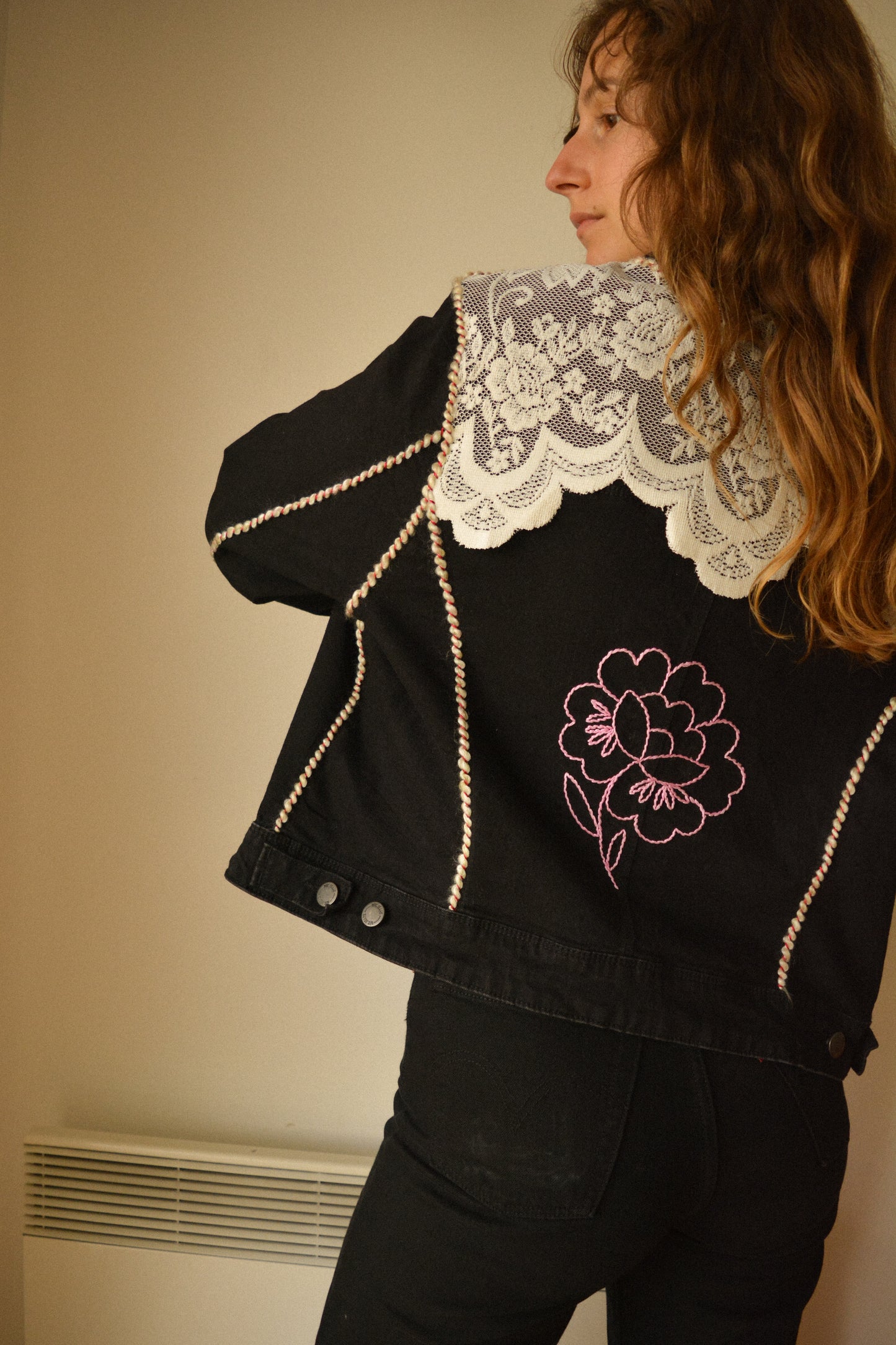 Veste en jeans noir vintage de seconde main à motifs de fleurs brodées, à laine brodés et à dentelle recyclée à la main au Québec par l’artiste et designer Caroline Auger