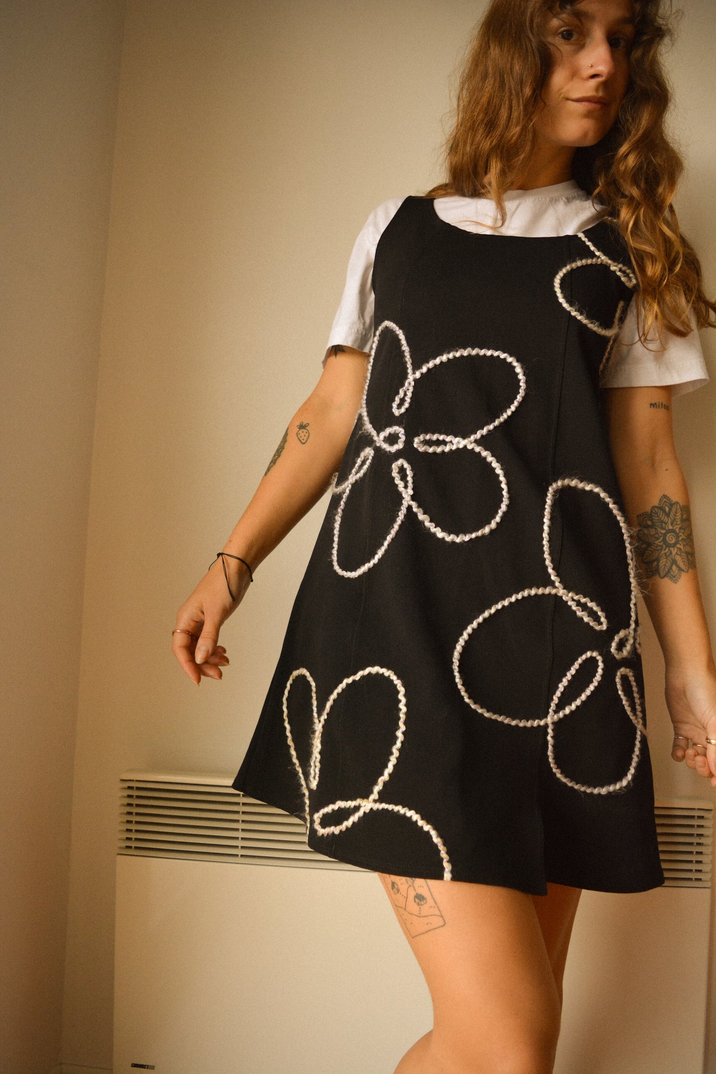 Robe noir vintage de seconde main à motifs de fleurs en laine brodées à la main au Québec par l’artiste et designer Caroline Auger