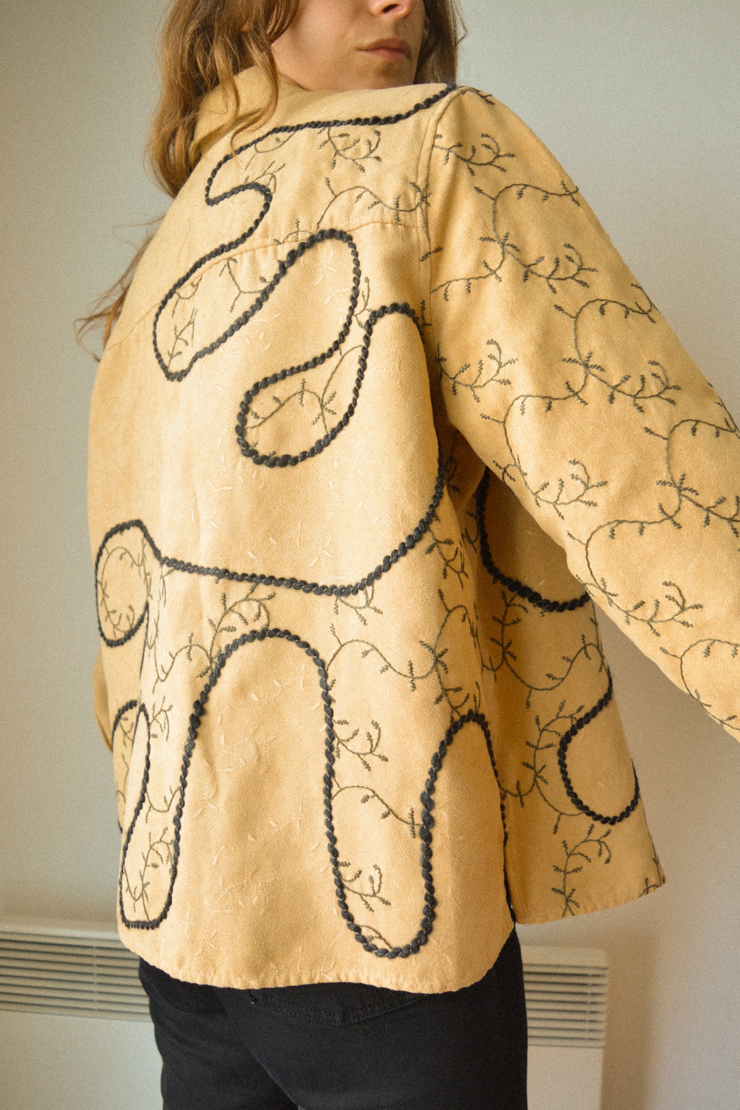 Chemise vintage beige à manches longues avec laine et motif dentelle de feuilles brodées à la main au Québec par l’artiste Caroline Auger