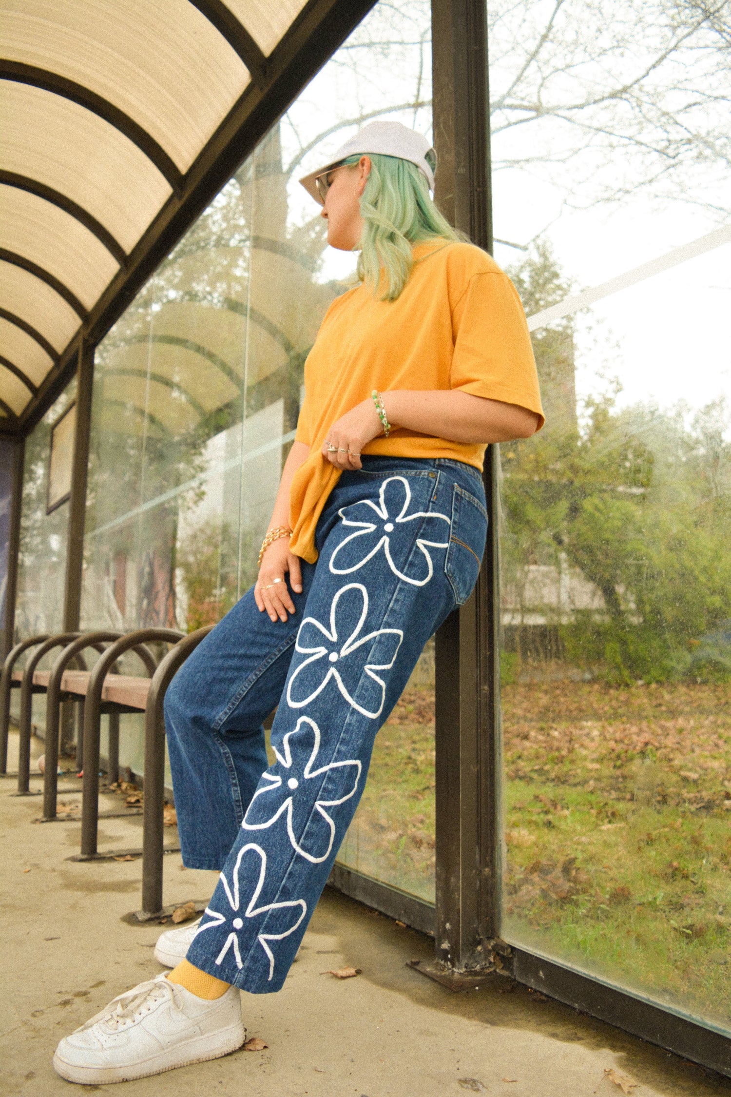 Jeans bleu vintage avec fleurs brodées à la main par Caroline Auger. Drummondville, Québec, 2022.