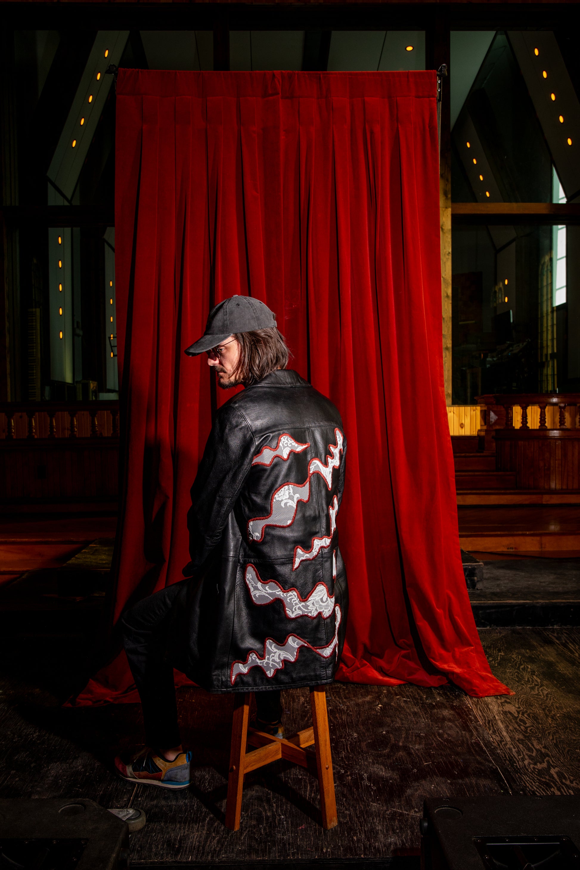 Manteau vintage en cuir noir de seconde main avec patchs en dentelle recyclé et broderie fait à la main au Québec par l’artiste et designer Caroline Auger