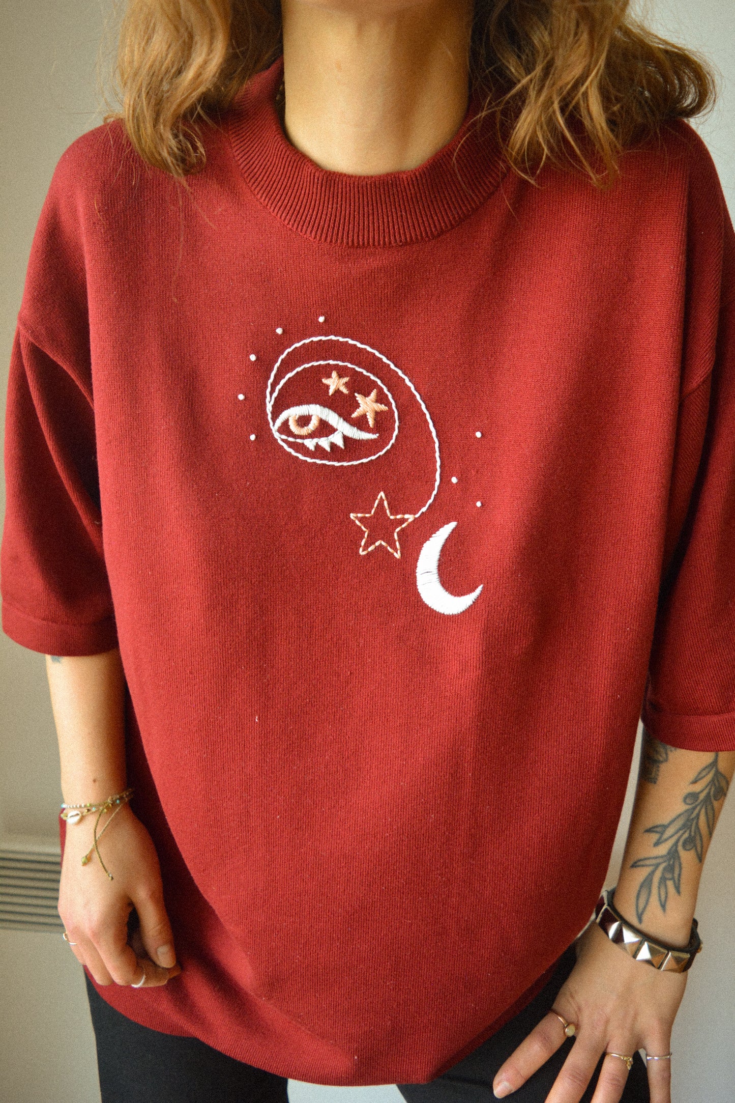 T-shirt rouge bourgogne vintage à motif d’œil céleste old school brodé à la main au Québec par l’artiste Caroline Auger