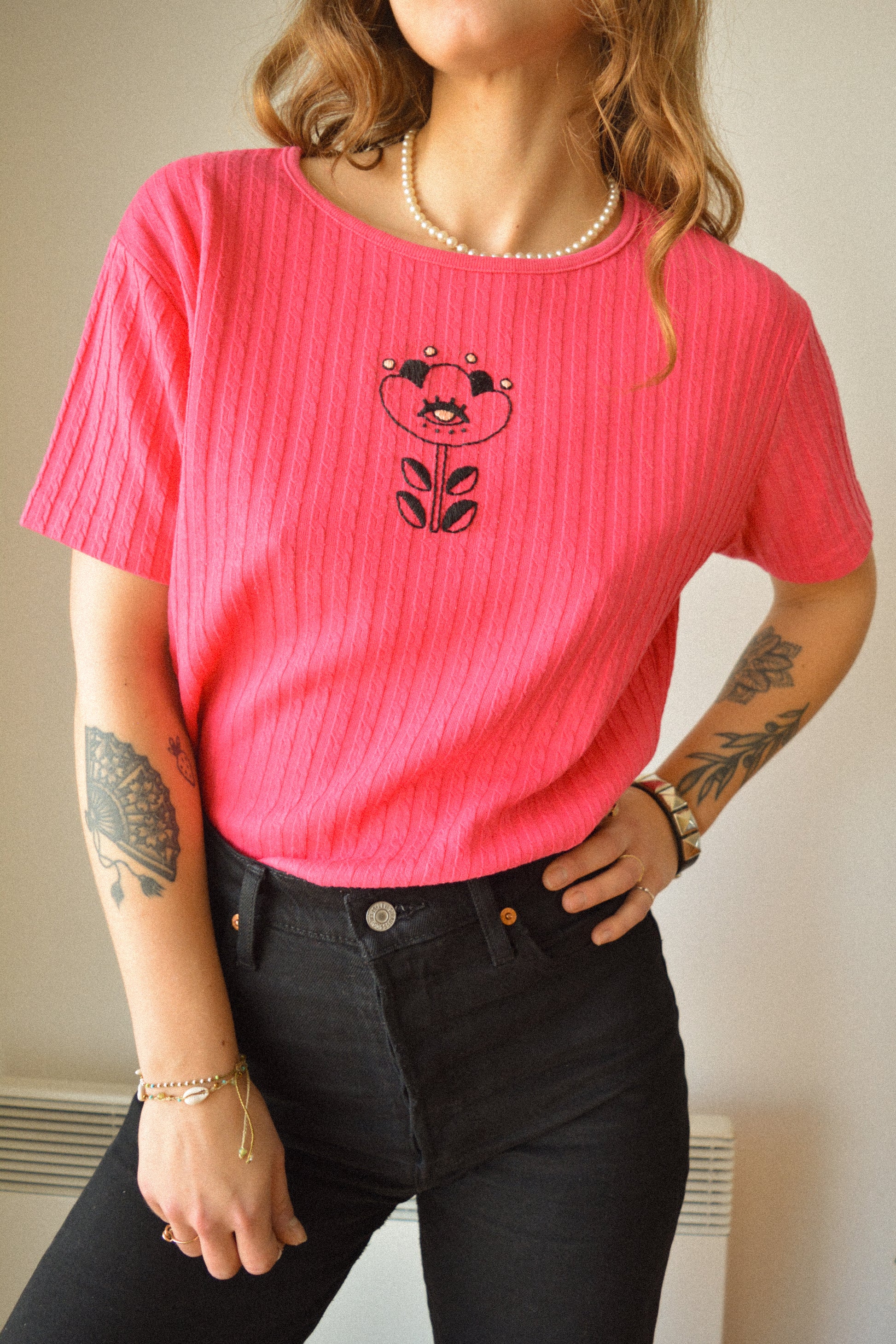 T-shirt rose balloune vintage à motif d’œil fleur old school brodé à la main au Québec par l’artiste Caroline Auger