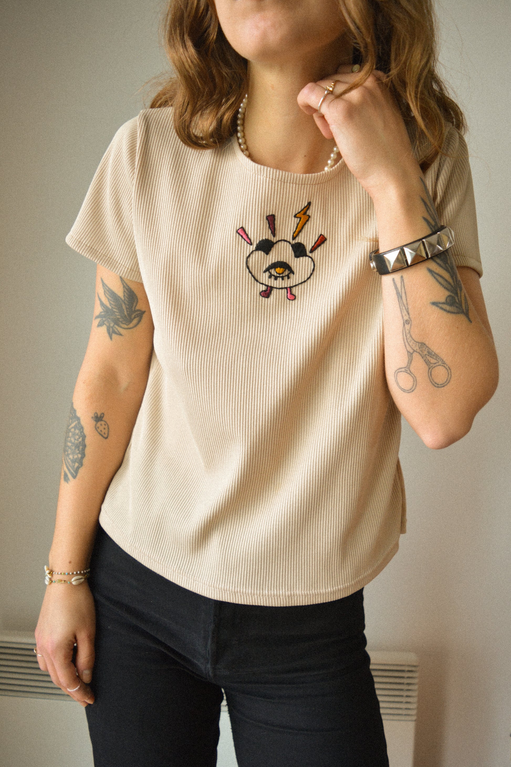 T-shirt vintage beige à motif oeil old school brodé à la main au Québec par l’artiste Caroline Auger
