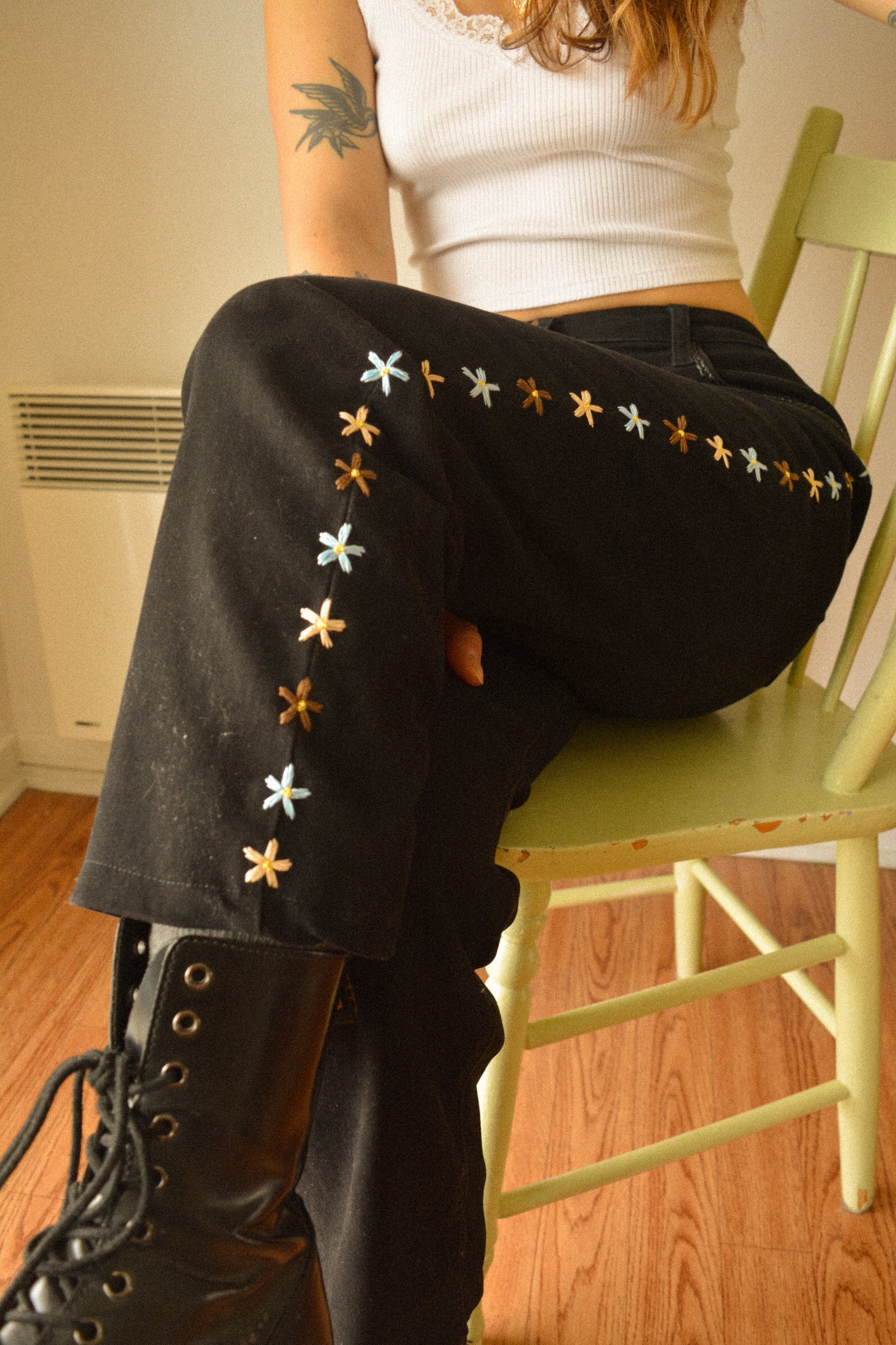 Pantalon vintage noir de seconde main à fleurs brodées à la main au Québec par l’artiste Caroline Auger