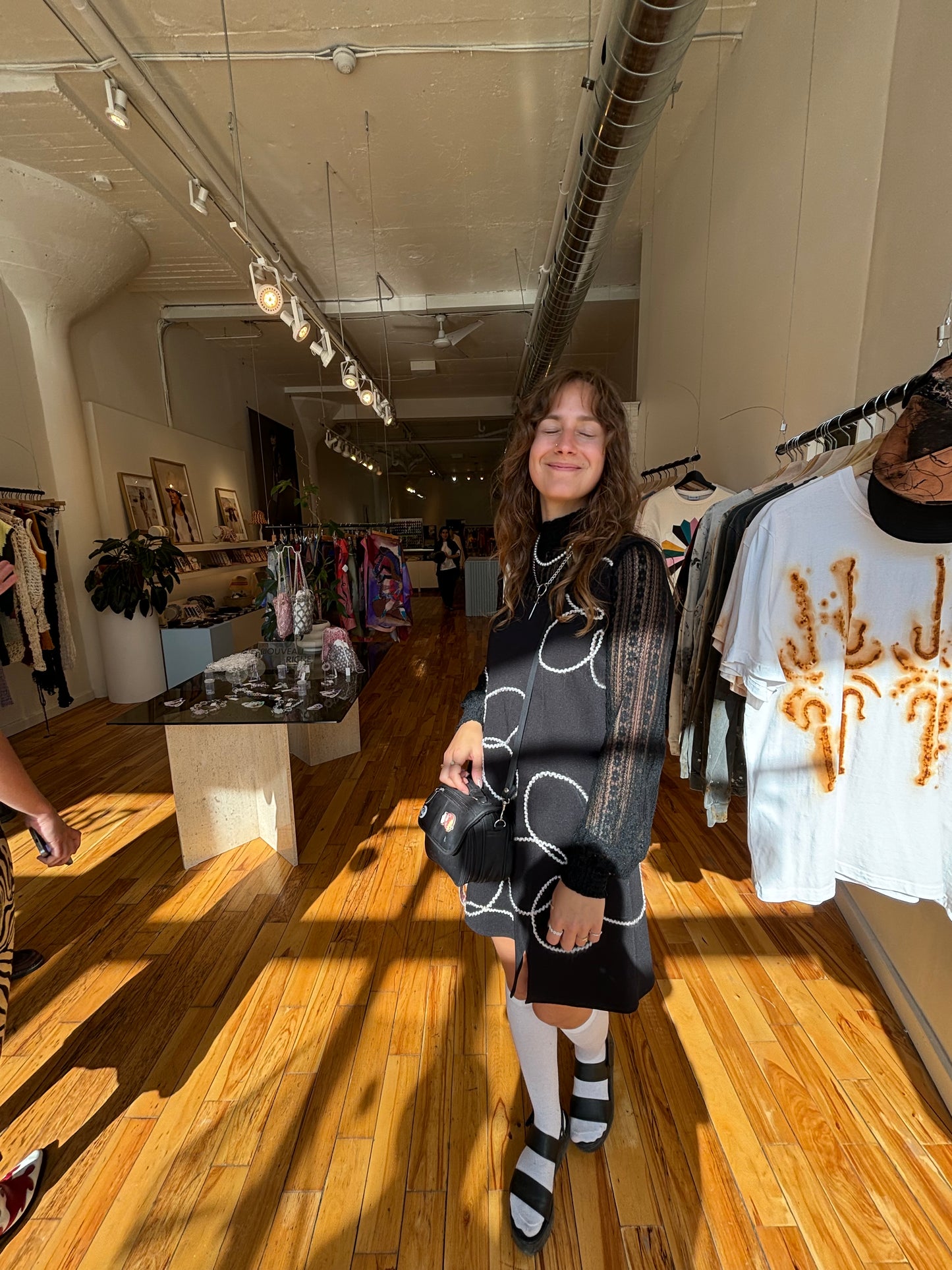 Robe noir vintage de seconde main à motifs de fleurs en laine brodées à la main au Québec par l’artiste et designer Caroline Auger