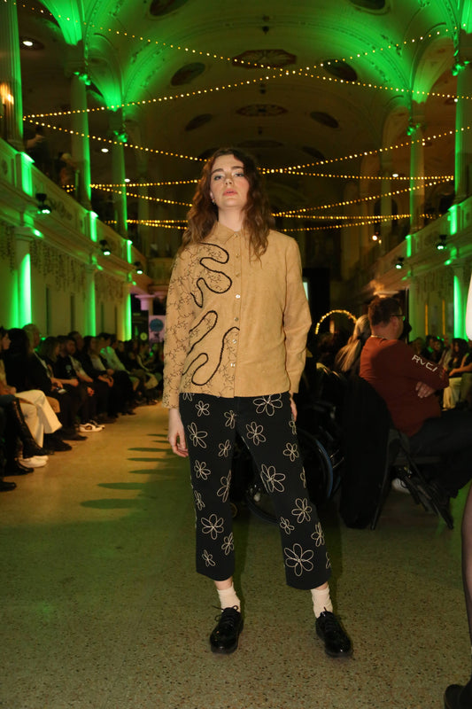 Chemise vintage beige à manches longues avec laine et motif dentelle de feuilles et Pantalon en jeans noir à fleurs brodées à la main au Québec par l’artiste Caroline Auger