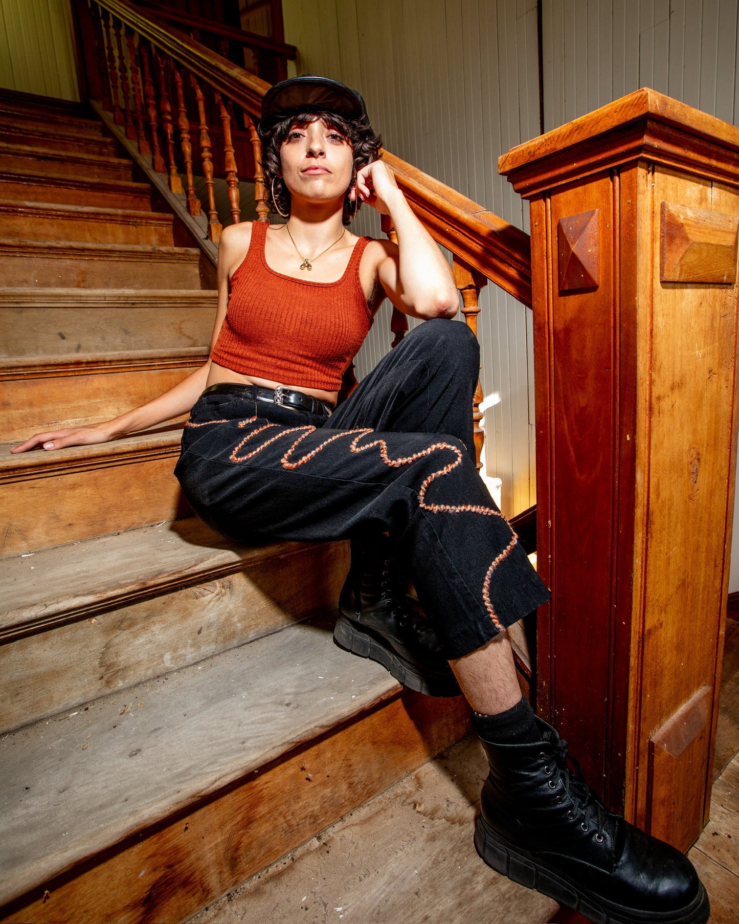 Pantalon noir vintage de seconde main à motifs abstraits en laine brodés à la main au Québec par l’artiste et designer Caroline Auger