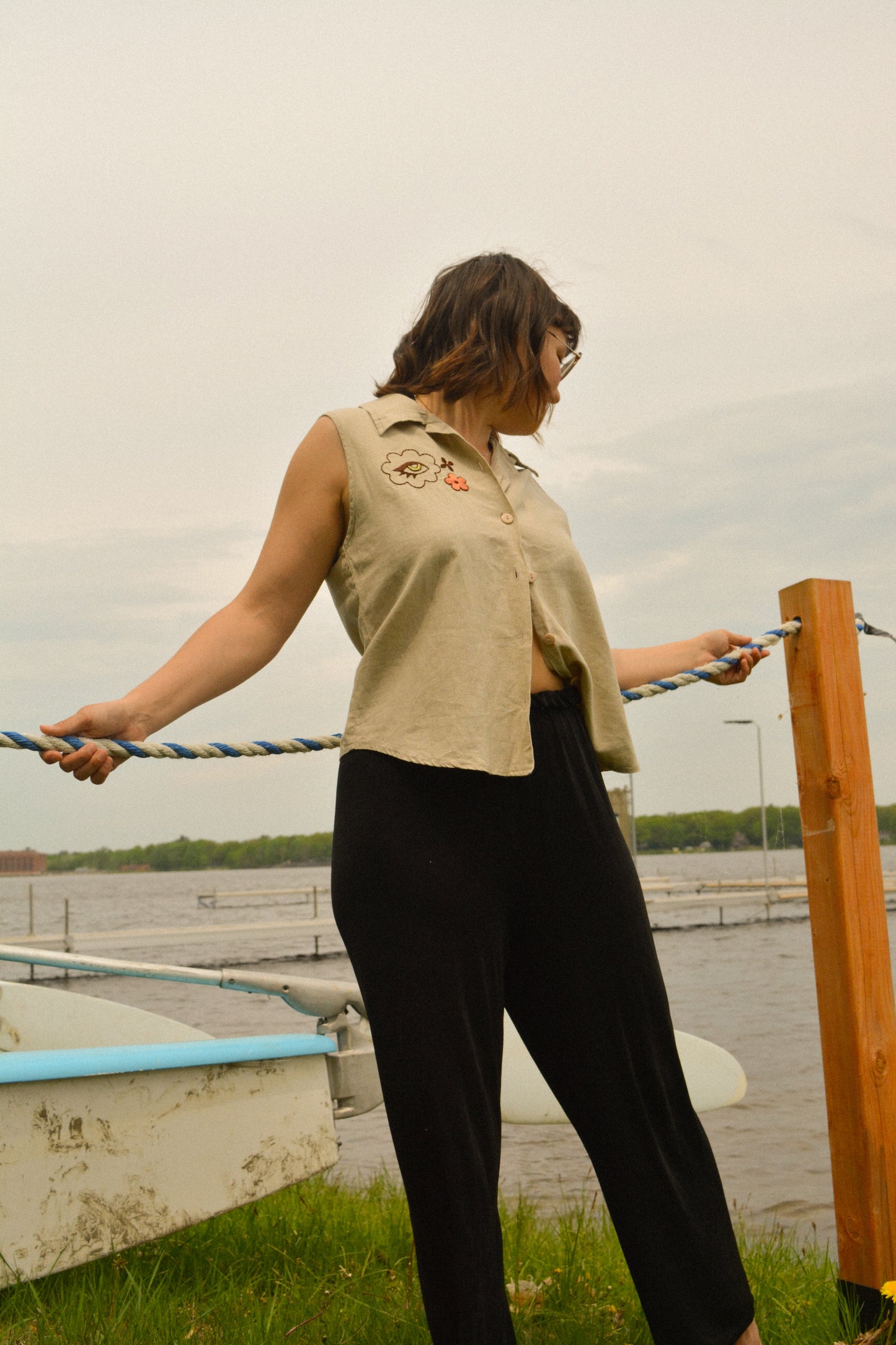 Haut sans manche vintage à motif brodé à la main au Québec par l’artiste Caroline Auger