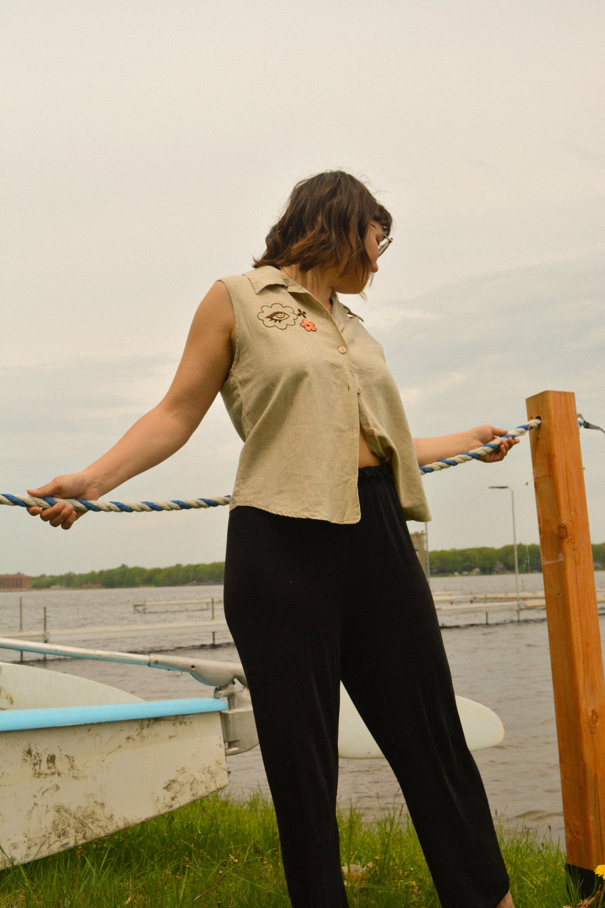 Haut sans manche vintage à motif brodé à la main au Québec par l’artiste Caroline Auger