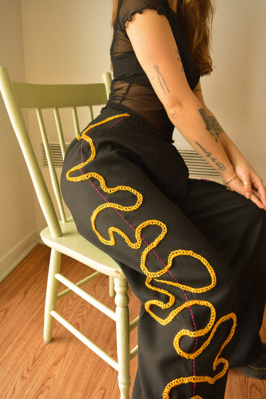 Pantalon vintage noir de seconde main avec motif abstrait composé de laine et de soie brodé et tricoté à la main au Québec par l’artiste Caroline Auger