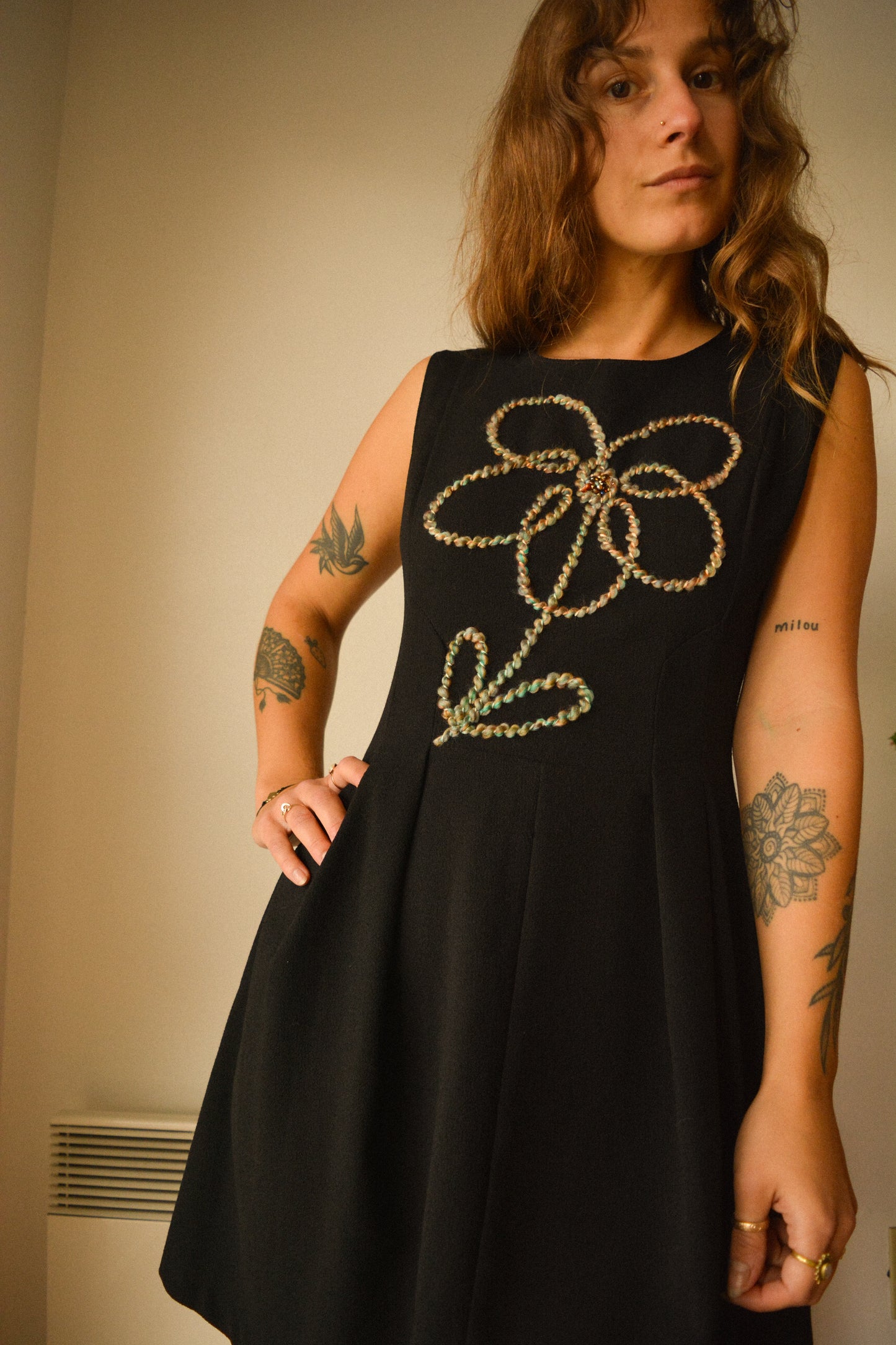 Chic robe noir vintage de seconde main à fleur en laine et à perles recyclées brodées à la main au Québec par l’artiste et designer Caroline Auger