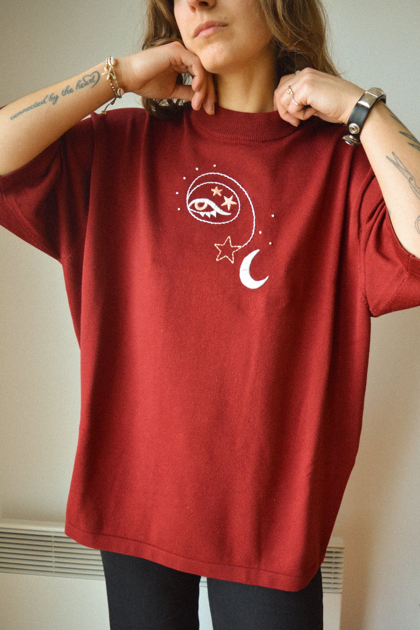 T-shirt rouge bourgogne vintage à motif d’œil céleste old school brodé à la main au Québec par l’artiste Caroline Auger