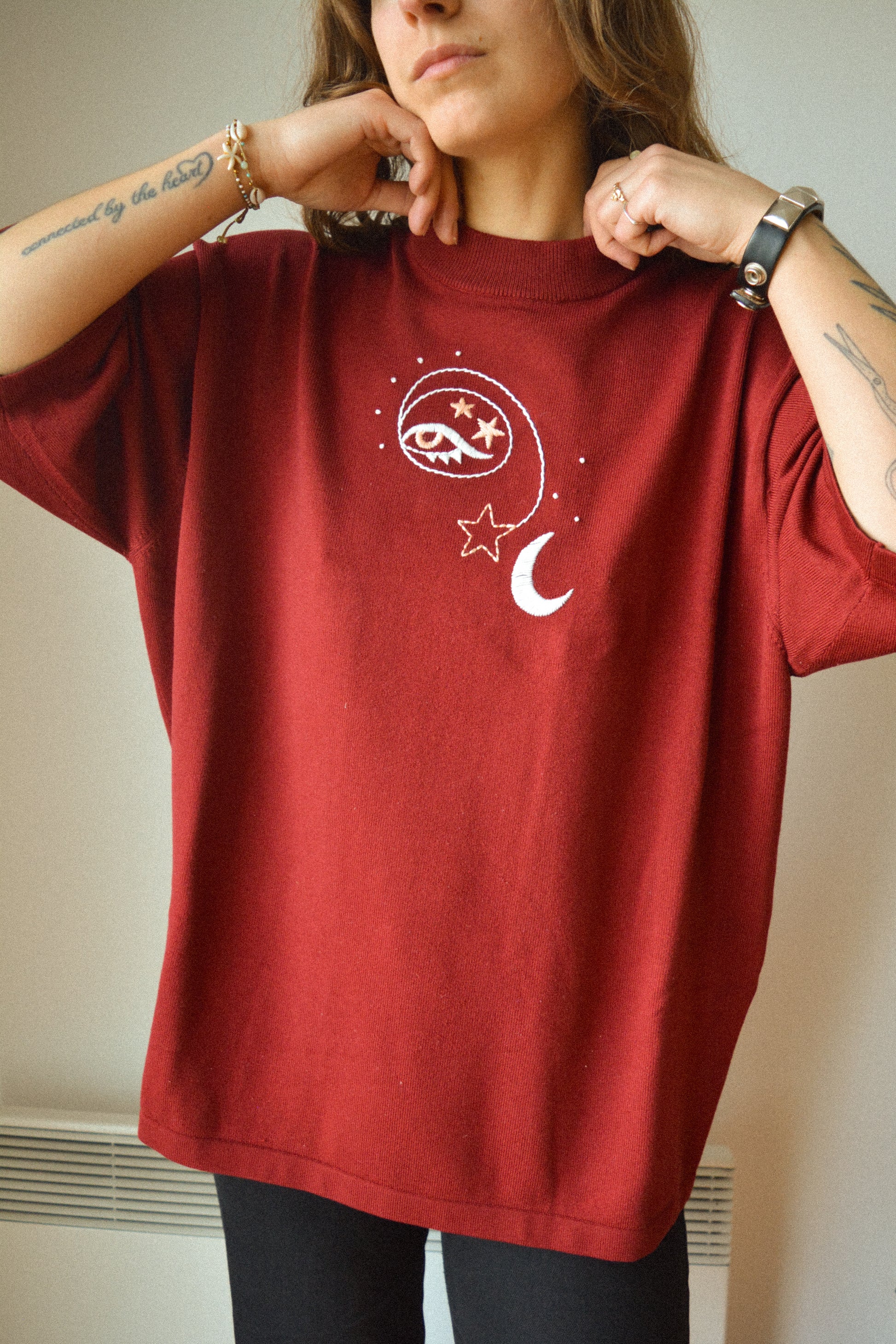 T-shirt rouge bourgogne vintage à motif d’œil céleste old school brodé à la main au Québec par l’artiste Caroline Auger